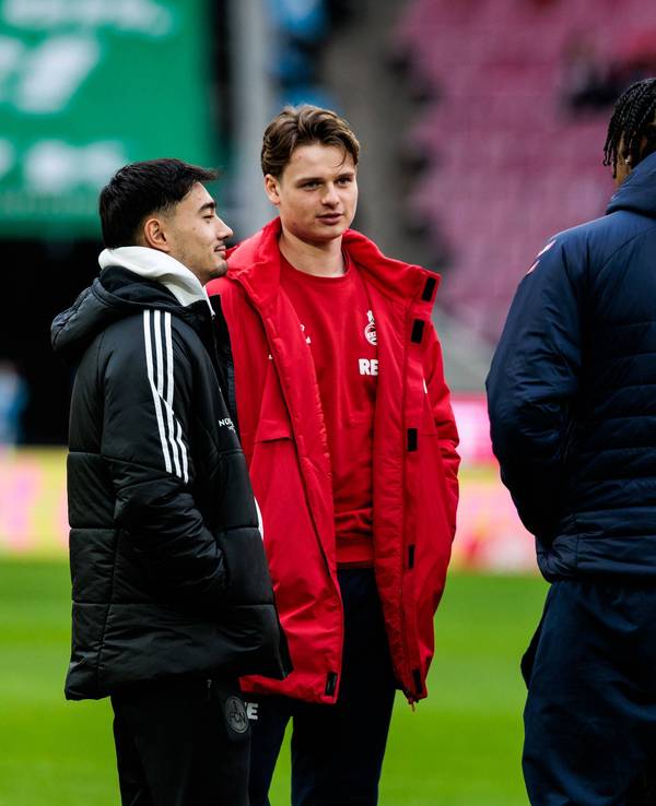 Die FC-Profis Jonas Urbig, Damion Downs und Max Finkgräfe sprechen mit Jens Castrop (l.).