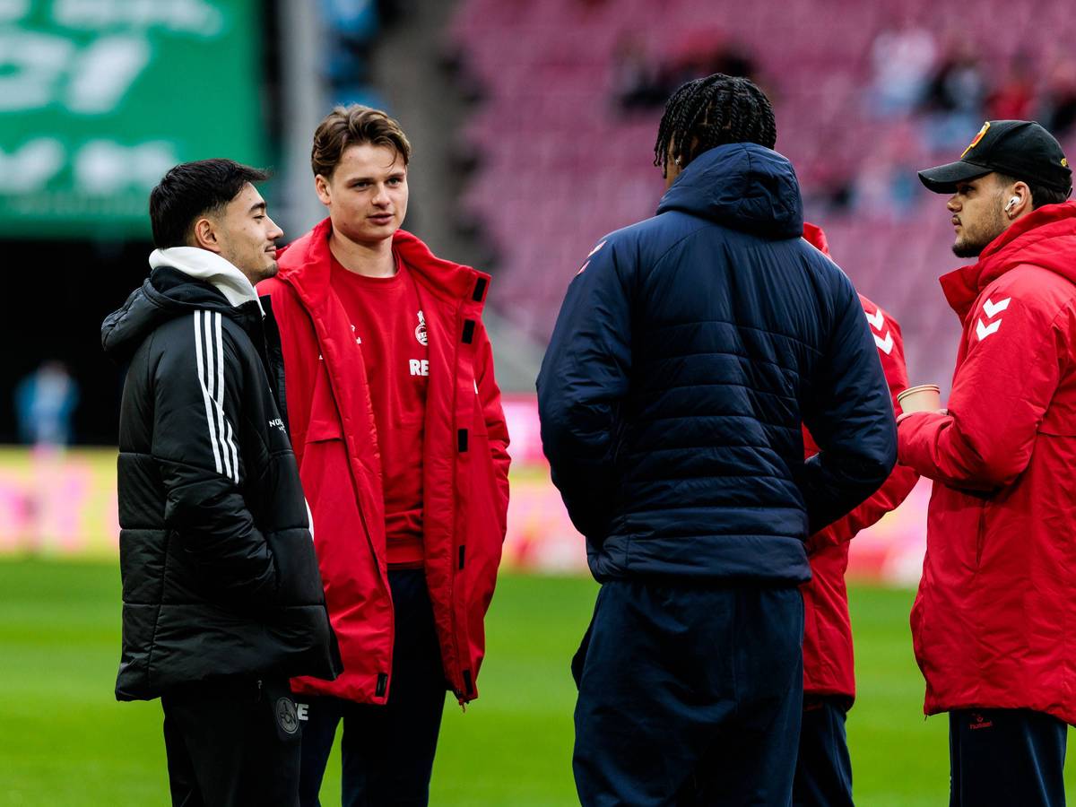 Die FC-Profis Jonas Urbig, Damion Downs und Max Finkgräfe sprechen mit Jens Castrop (l.).