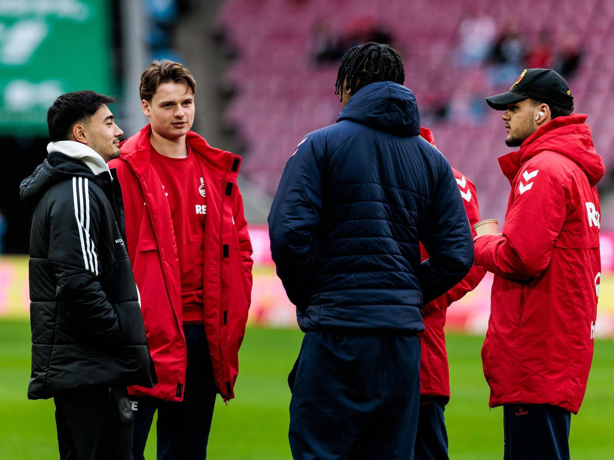 Die FC-Profis Jonas Urbig, Damion Downs und Max Finkgräfe sprechen mit Jens Castrop (l.).