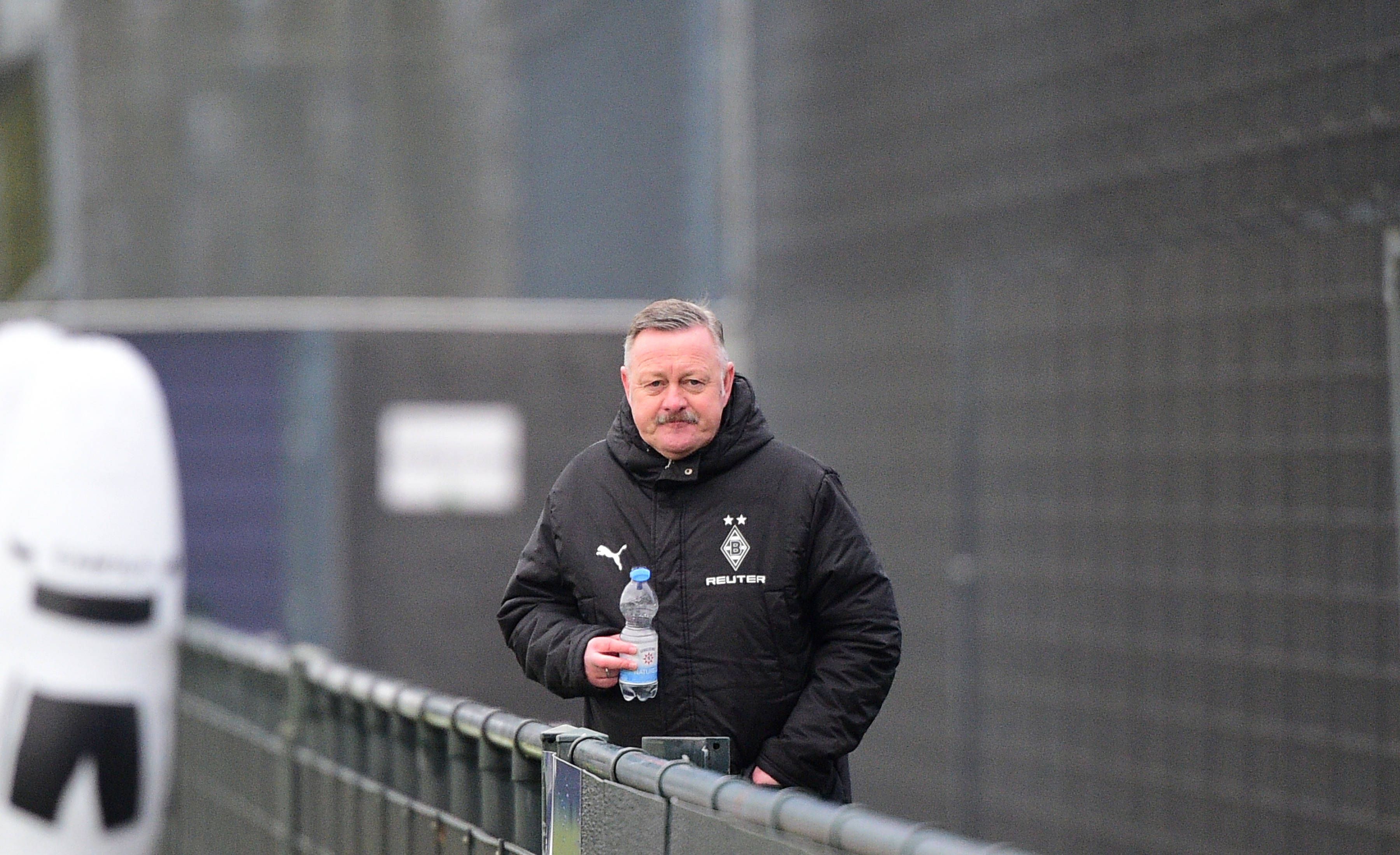 Roland Virkus beim Training mit einer Wasserflasche.