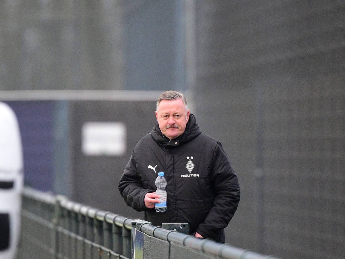 Roland Virkus beim Training mit einer Wasserflasche.