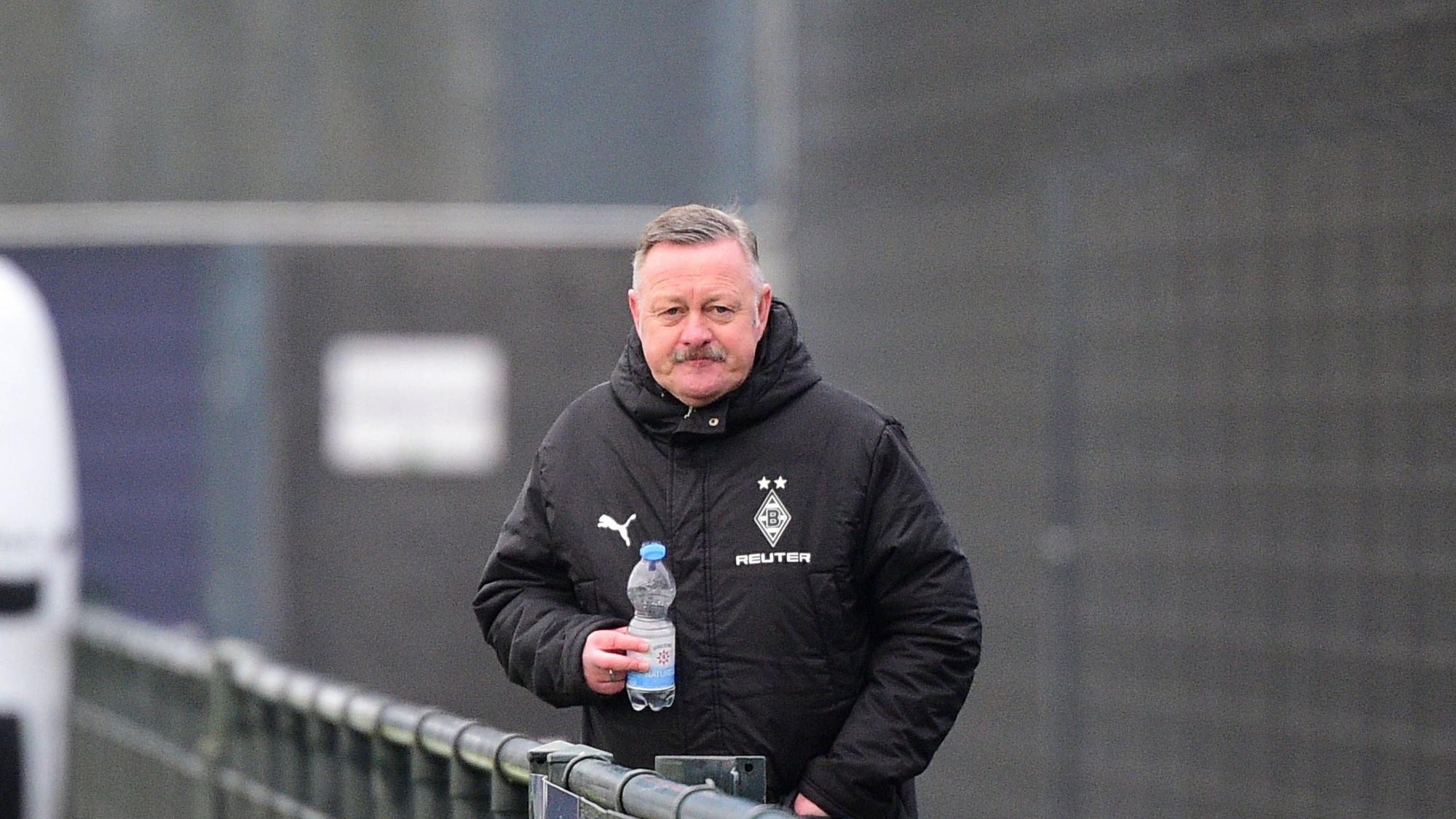 Roland Virkus beim Training mit einer Wasserflasche.