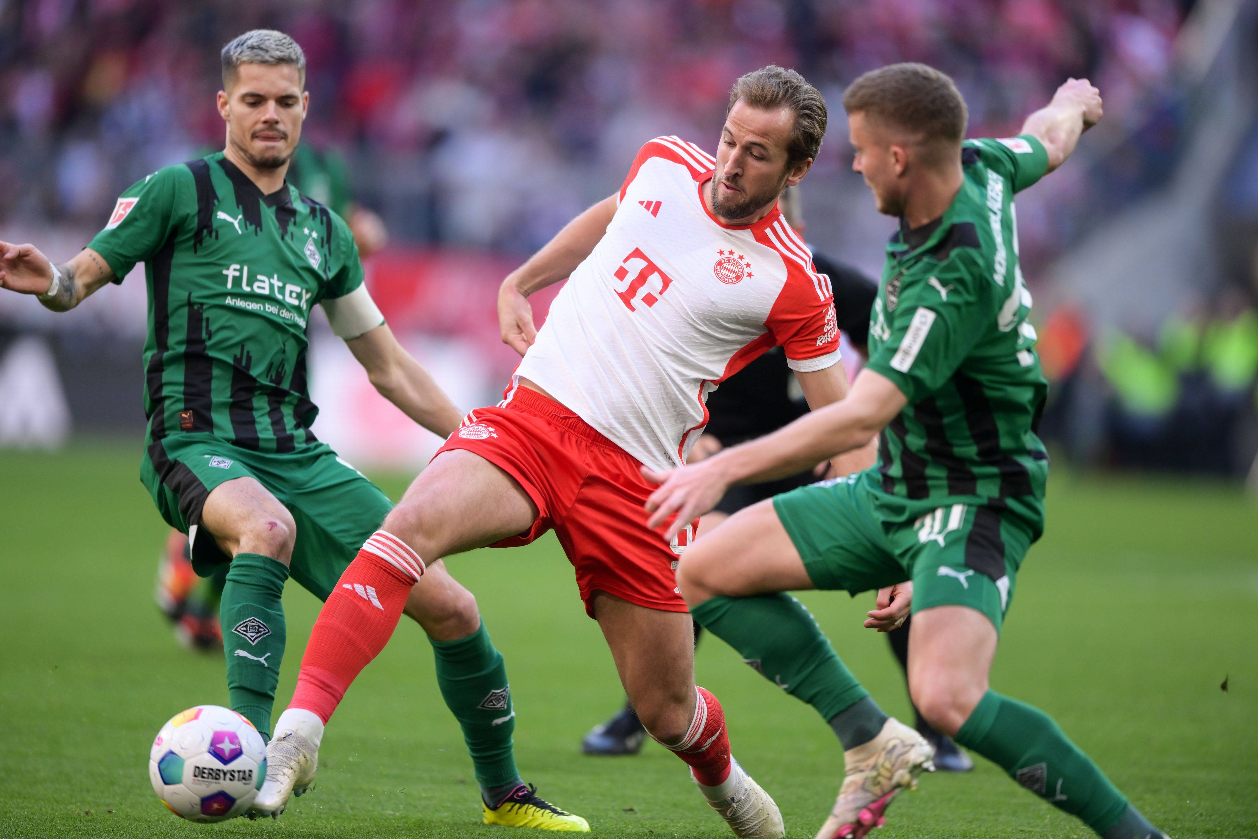 Harry Kane behauptet den Ball gegen zwei Spieler von Borussia Mönchengladbach.