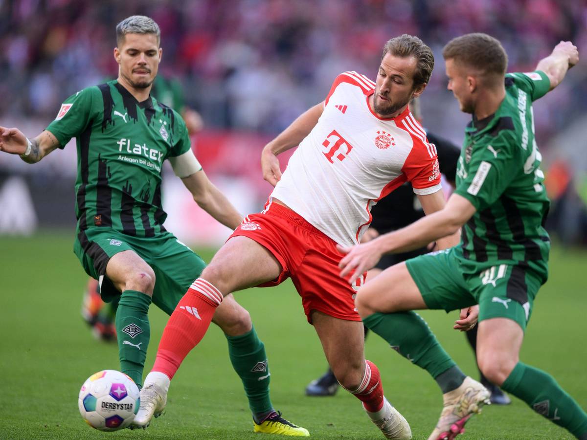 Harry Kane behauptet den Ball gegen zwei Spieler von Borussia Mönchengladbach.