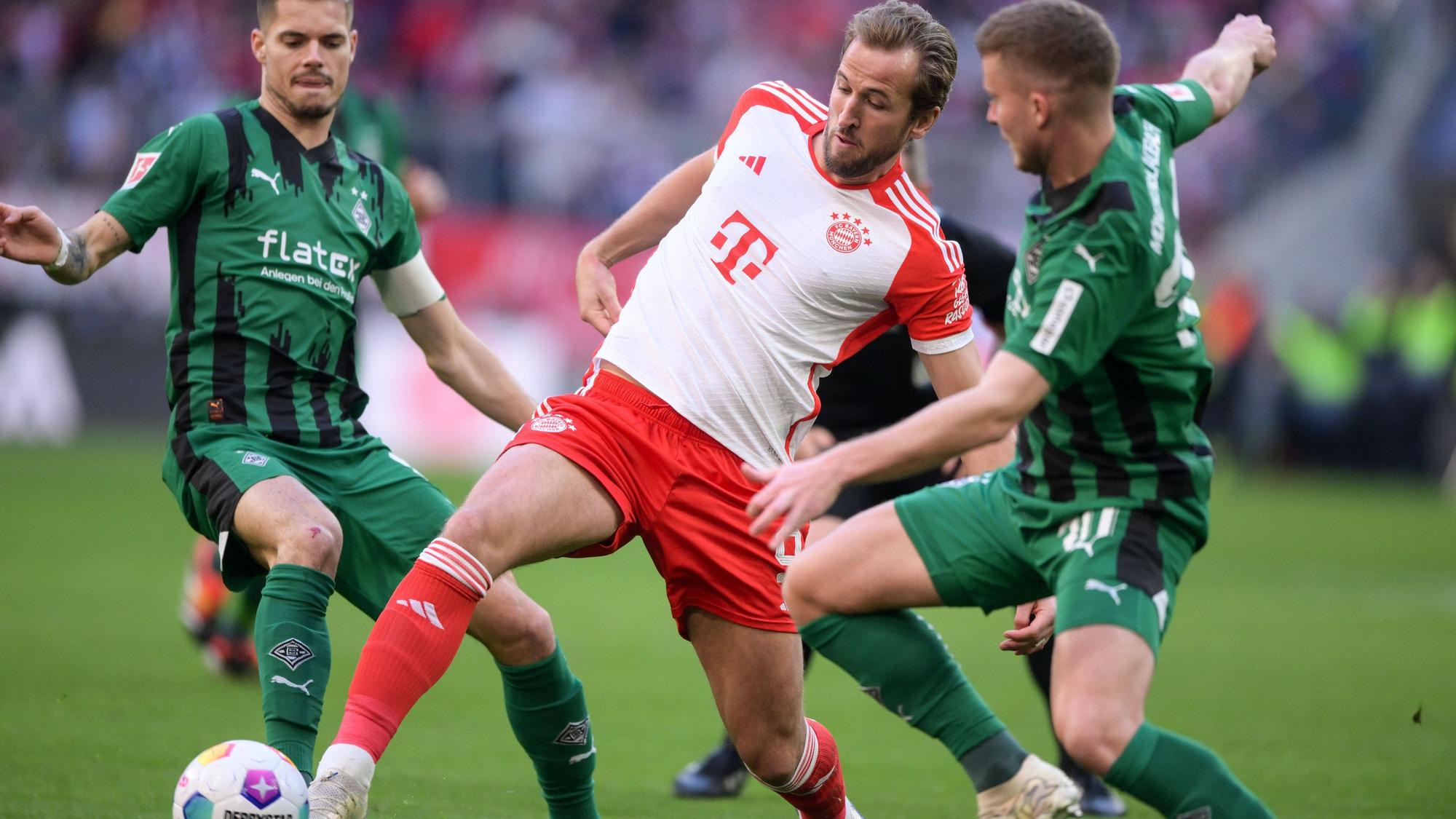 Harry Kane behauptet den Ball gegen zwei Spieler von Borussia Mönchengladbach.