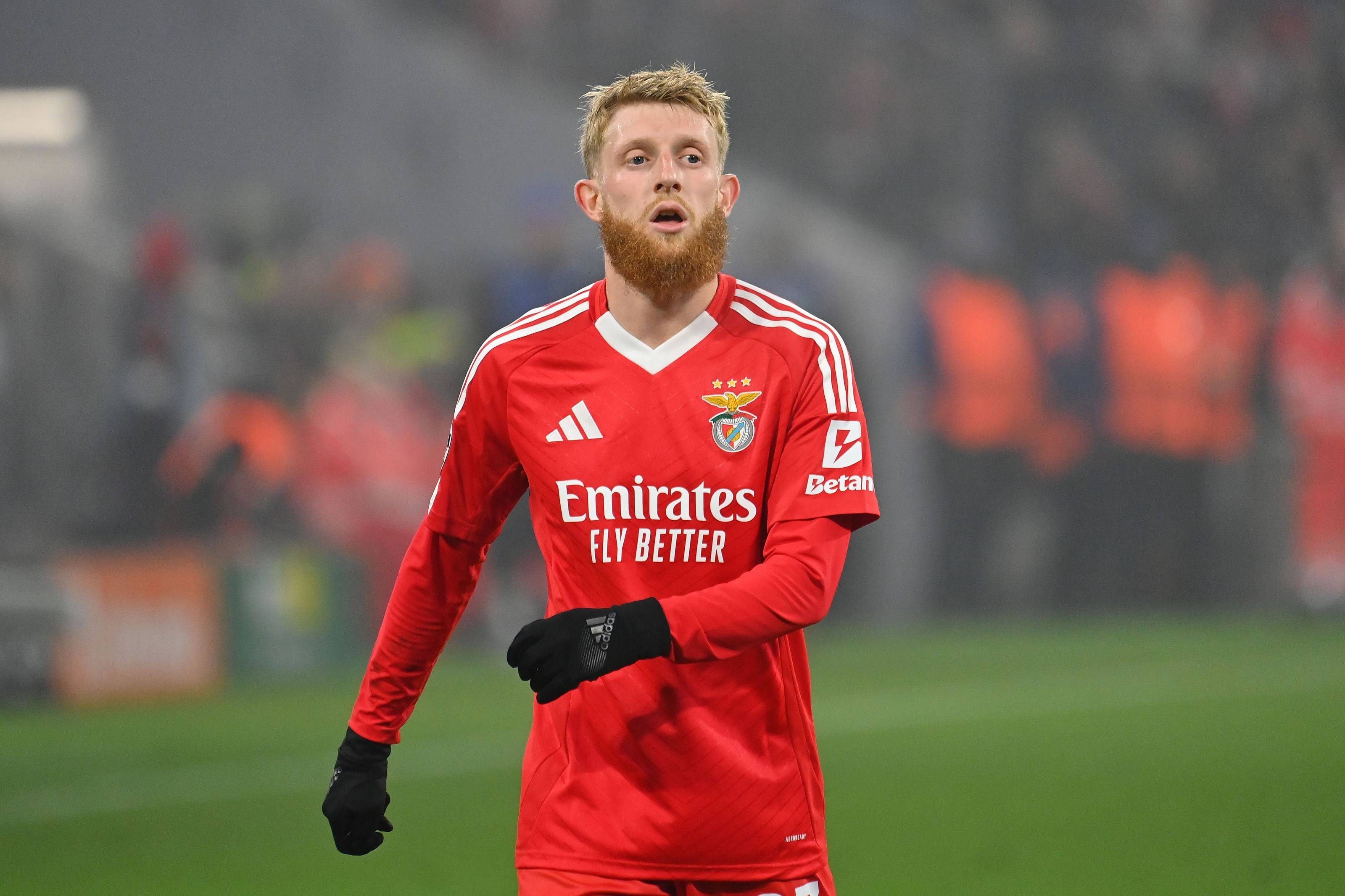 Benfica Lissabons Jan-Niklas Beste läuft im Champions-League-Spiel beim FC Bayern München über den Platz.