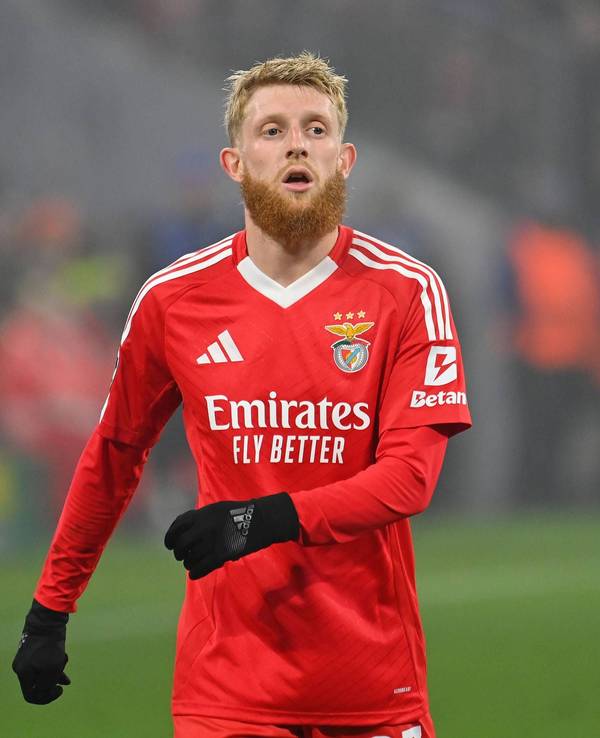 Benfica Lissabons Jan-Niklas Beste läuft im Champions-League-Spiel beim FC Bayern München über den Platz.