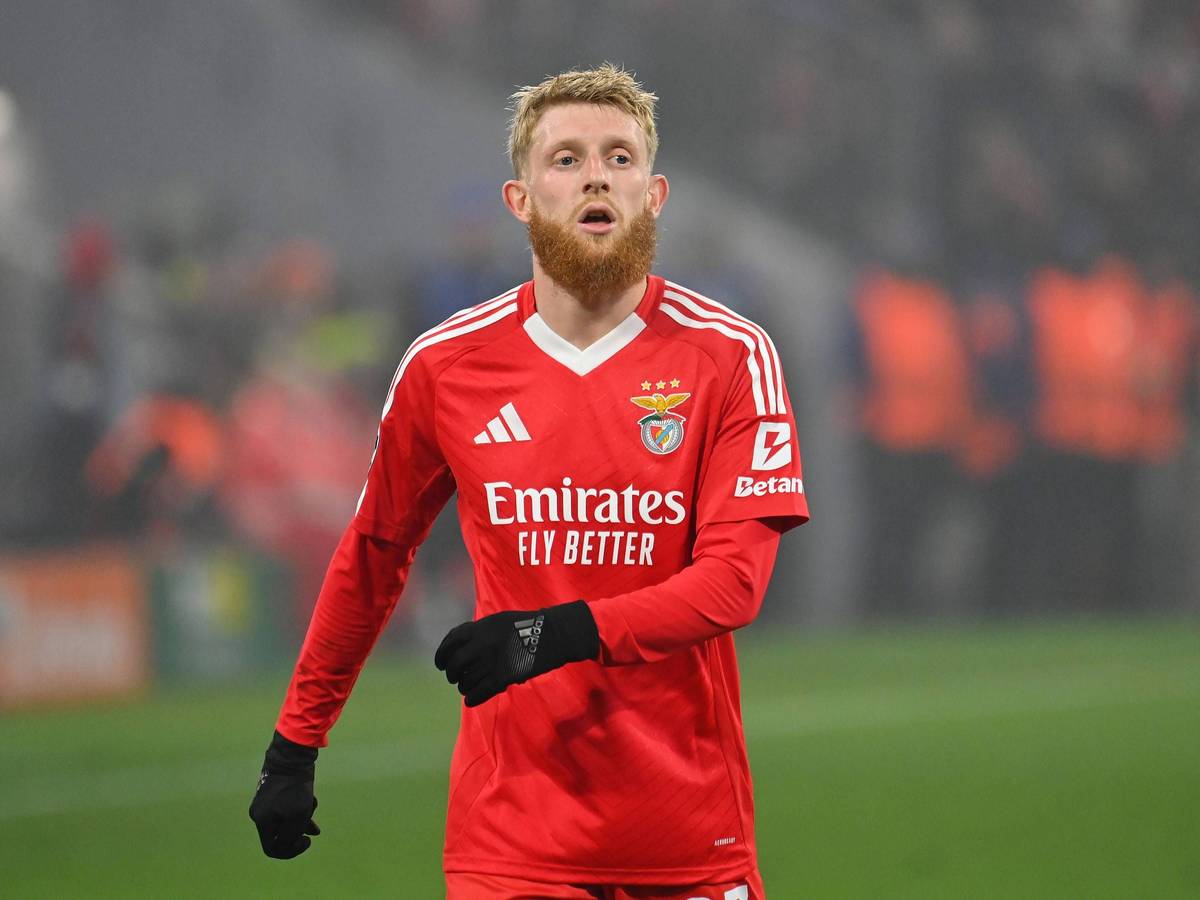 Benfica Lissabons Jan-Niklas Beste läuft im Champions-League-Spiel beim FC Bayern München über den Platz.