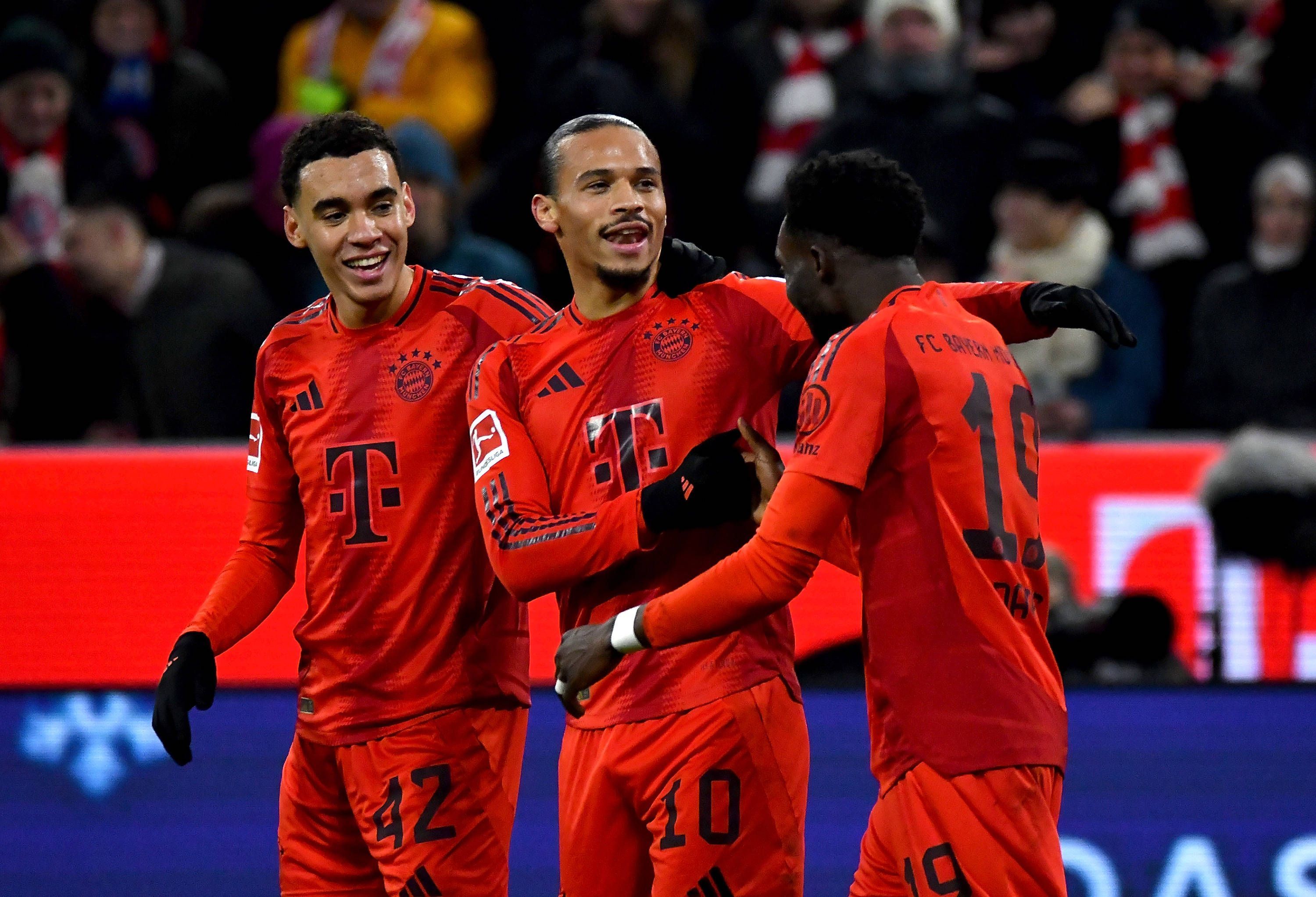 Bayern Münchens Jamal Musiala jubelt im Bundesliga-Spiel gegen RB Leipzig mit seinen Teamkollegen Leroy Sané und Alphonso Davies.