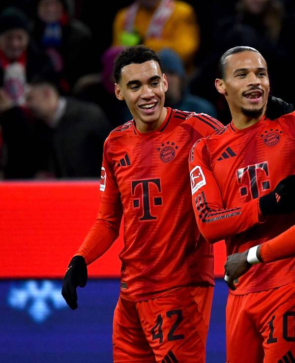 Bayern Münchens Jamal Musiala jubelt im Bundesliga-Spiel gegen RB Leipzig mit seinen Teamkollegen Leroy Sané und Alphonso Davies.