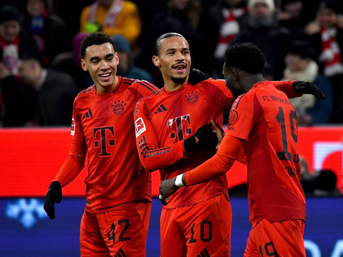 Bayern Münchens Jamal Musiala jubelt im Bundesliga-Spiel gegen RB Leipzig mit seinen Teamkollegen Leroy Sané und Alphonso Davies.