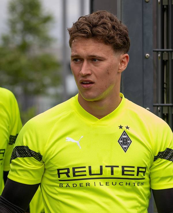 Die Gladbach-Keeper Jan Olschowsky und Jonas Omlin laufen hintereinander auf den Trainingsplatz.