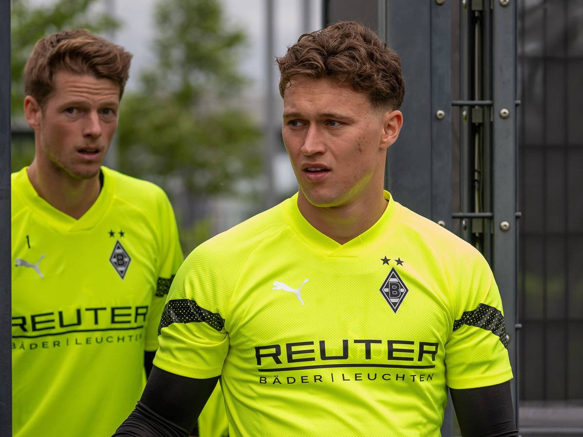 Die Gladbach-Keeper Jan Olschowsky und Jonas Omlin laufen hintereinander auf den Trainingsplatz.