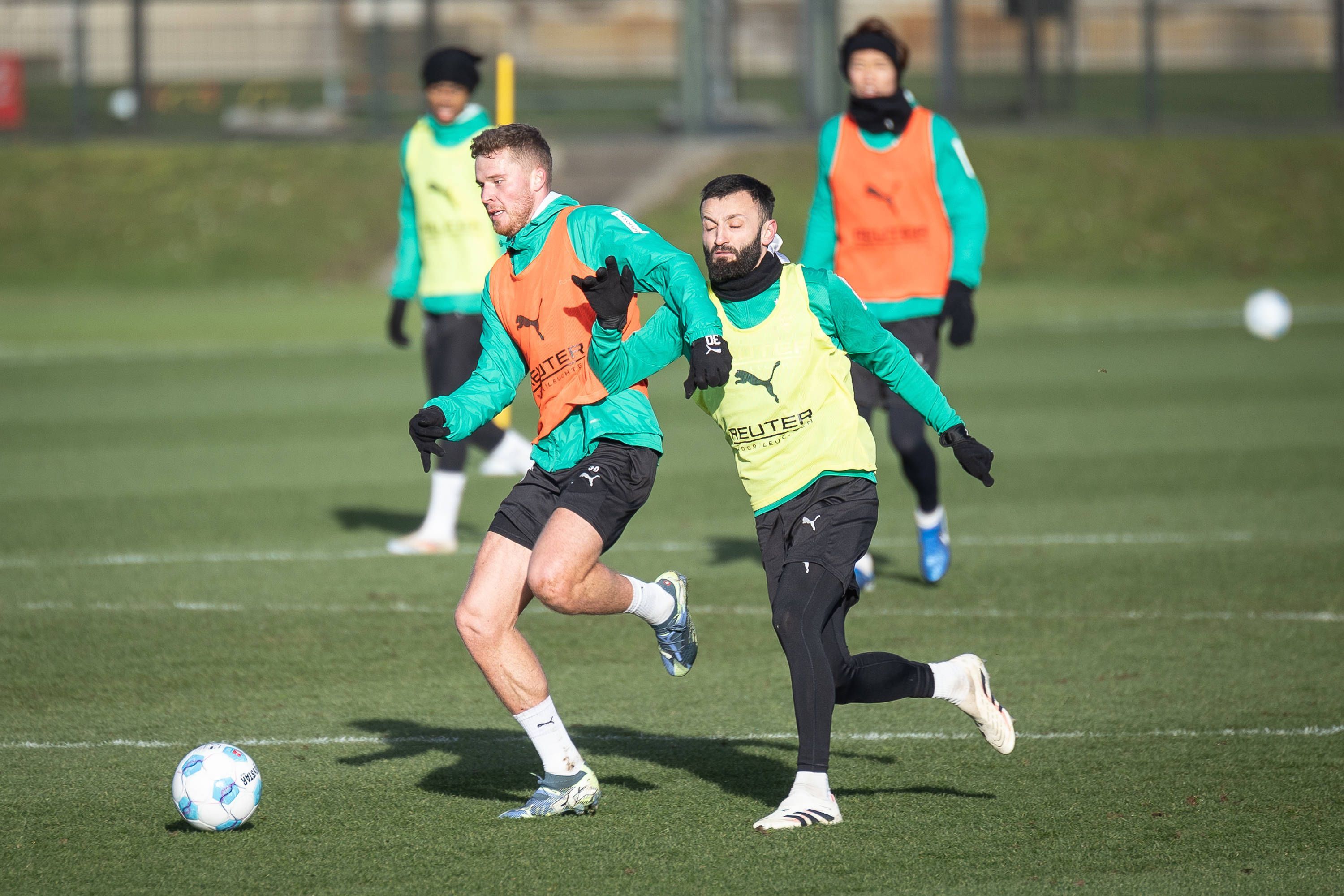Die Gladbach-Profis Nico Elvedi und Franck Honorat kämpfen im Training um den Ball.