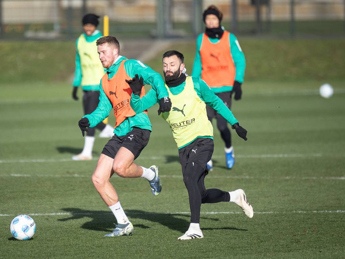 Die Gladbach-Profis Nico Elvedi und Franck Honorat kämpfen im Training um den Ball.