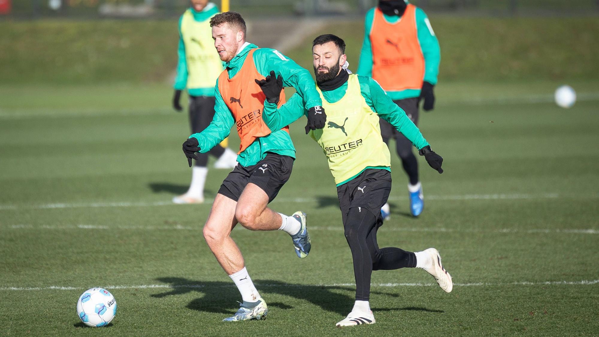 Die Gladbach-Profis Nico Elvedi und Franck Honorat kämpfen im Training um den Ball.