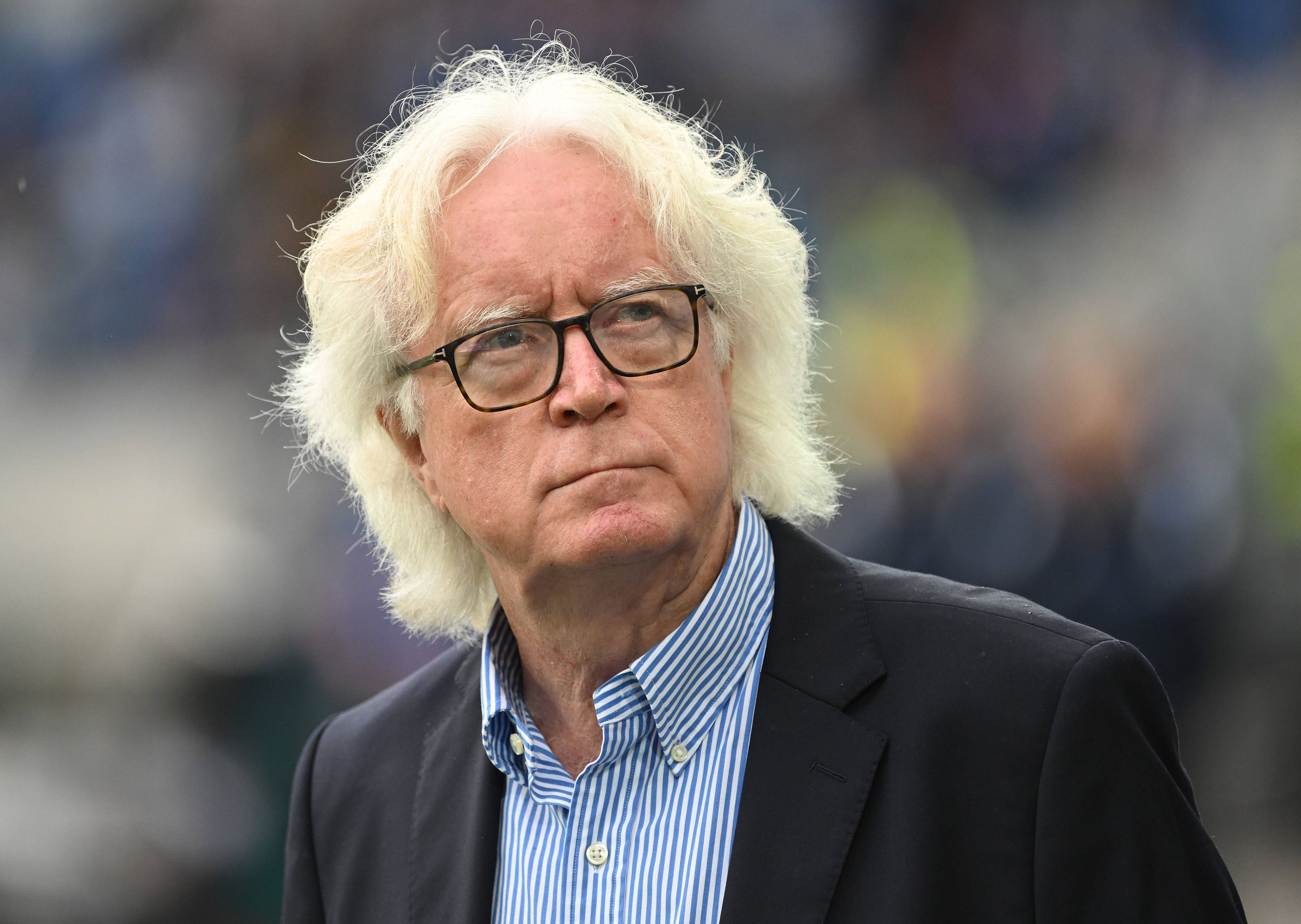 Trainer Winfried Schäfer steht beim Spiel des Karlsruher SC gegen den Hamburger SV im Stadion und blickt auf die Tribüne.