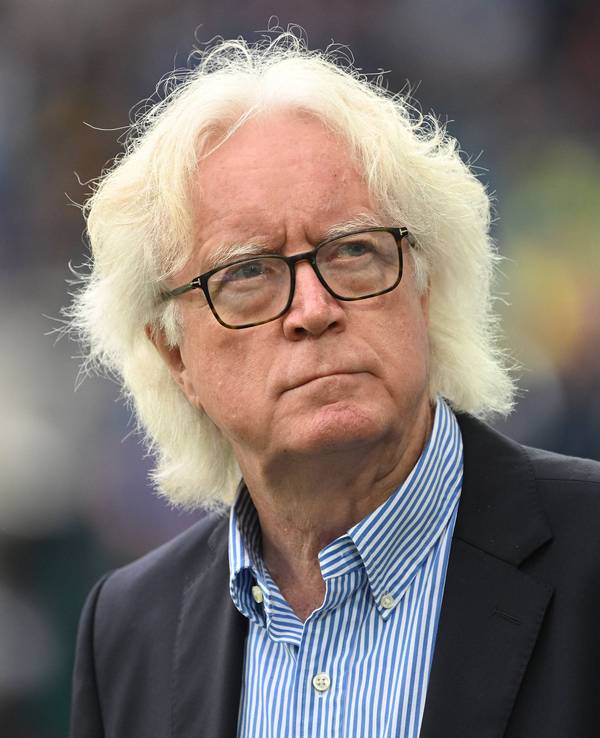 Trainer Winfried Schäfer steht beim Spiel des Karlsruher SC gegen den Hamburger SV im Stadion und blickt auf die Tribüne.