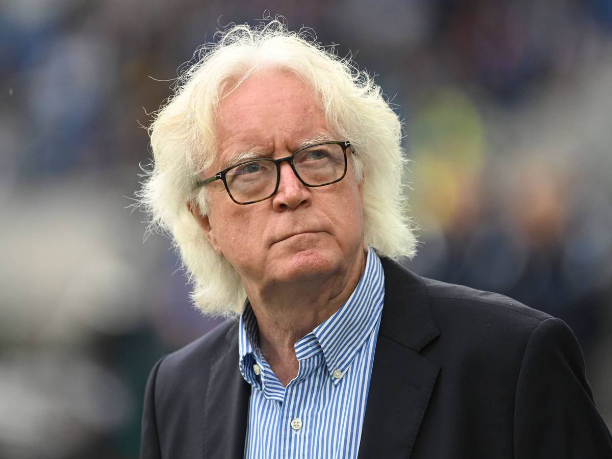 Trainer Winfried Schäfer steht beim Spiel des Karlsruher SC gegen den Hamburger SV im Stadion und blickt auf die Tribüne.