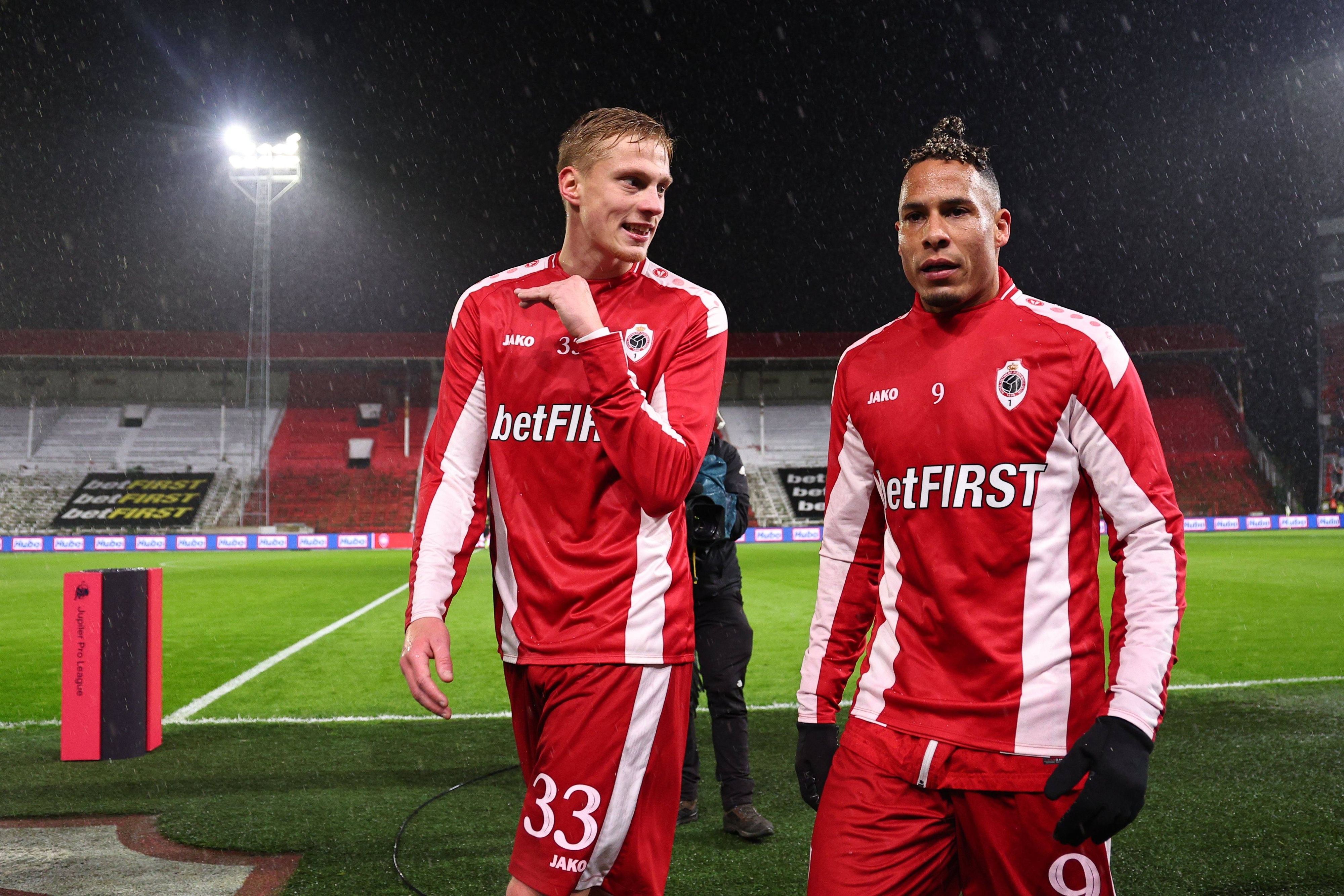 Die Antwerpen-Profis Zeno Van Den Bosch und Tjaronn Chery laufen nebeneinander vom Platz und unterhalten sich.