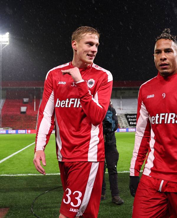 Die Antwerpen-Profis Zeno Van Den Bosch und Tjaronn Chery laufen nebeneinander vom Platz und unterhalten sich.