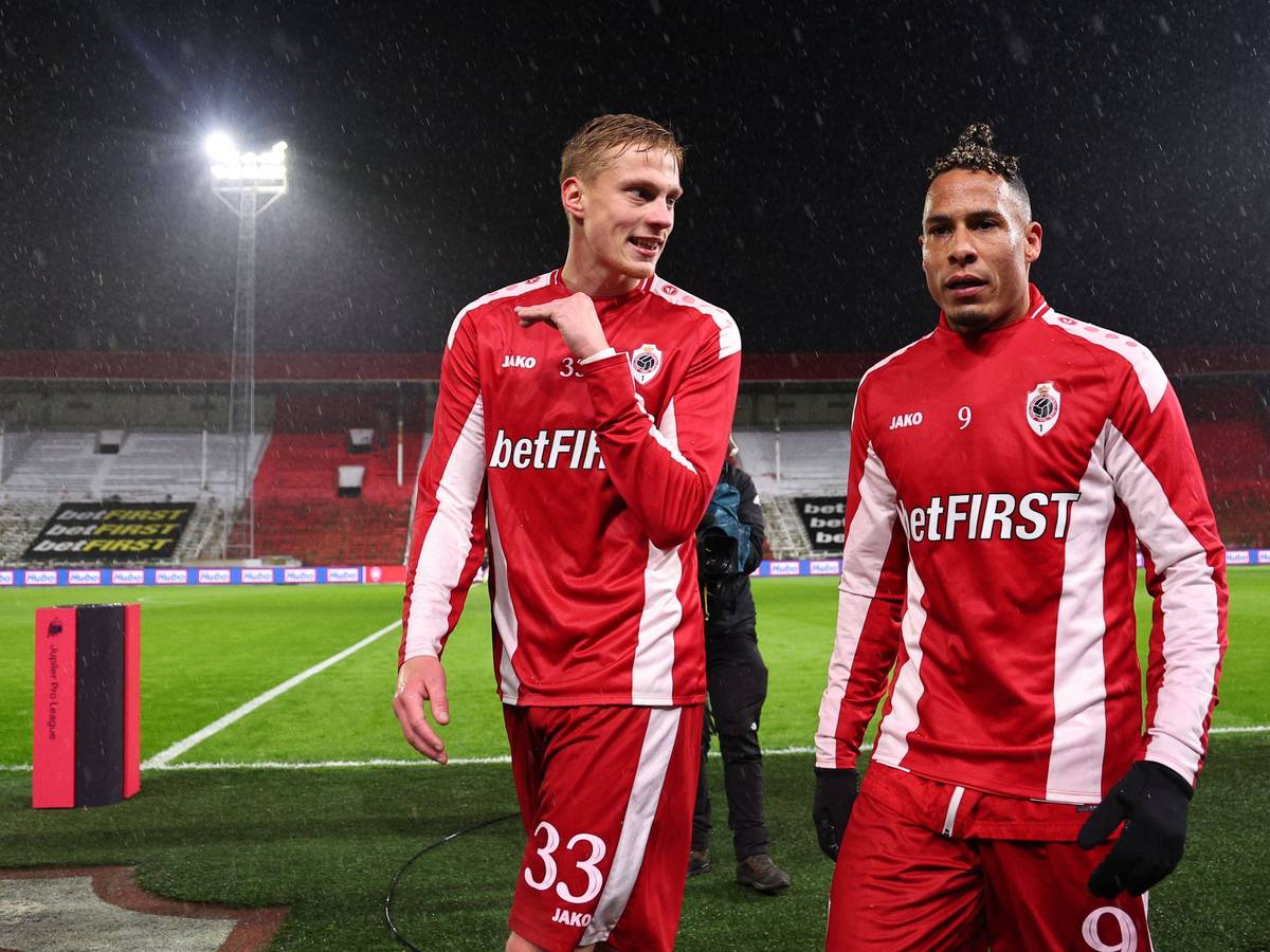 Die Antwerpen-Profis Zeno Van Den Bosch und Tjaronn Chery laufen nebeneinander vom Platz und unterhalten sich.