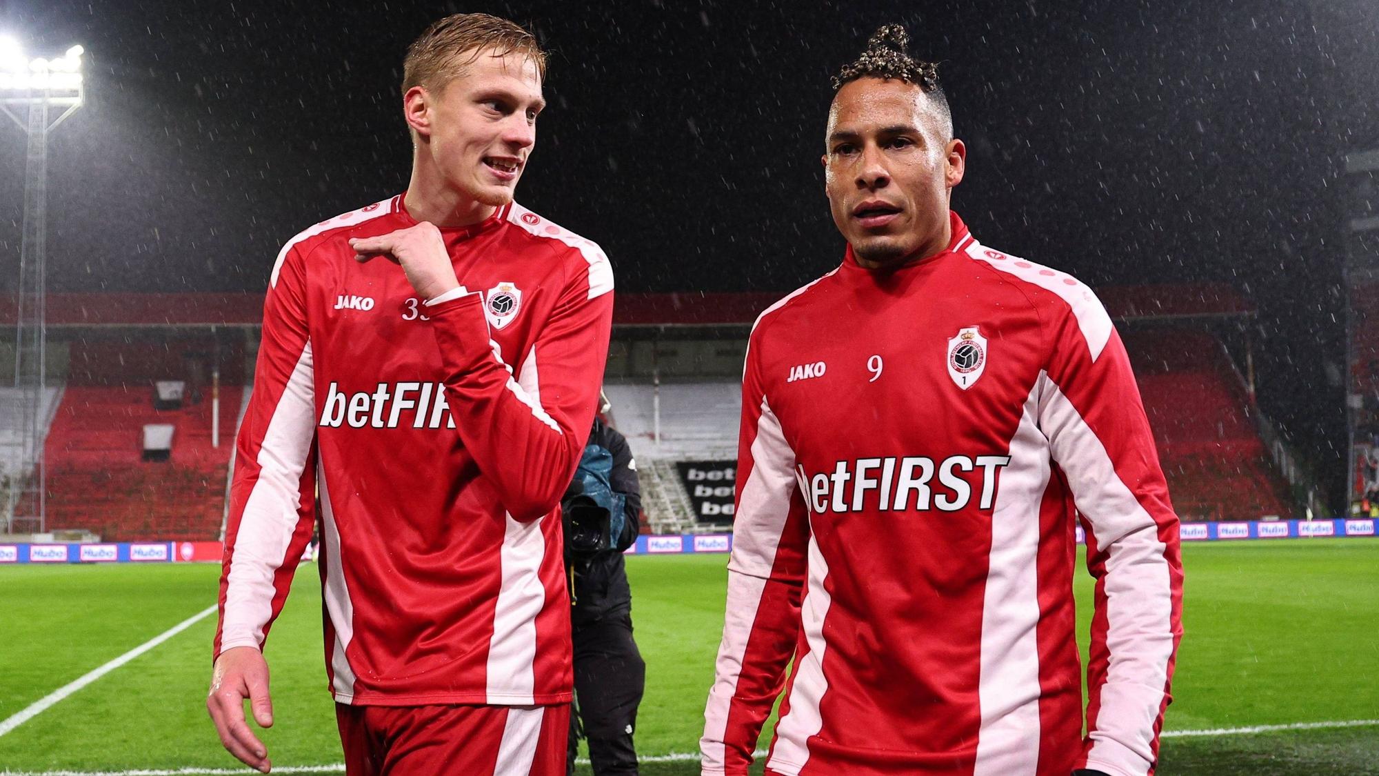 Die Antwerpen-Profis Zeno Van Den Bosch und Tjaronn Chery laufen nebeneinander vom Platz und unterhalten sich.