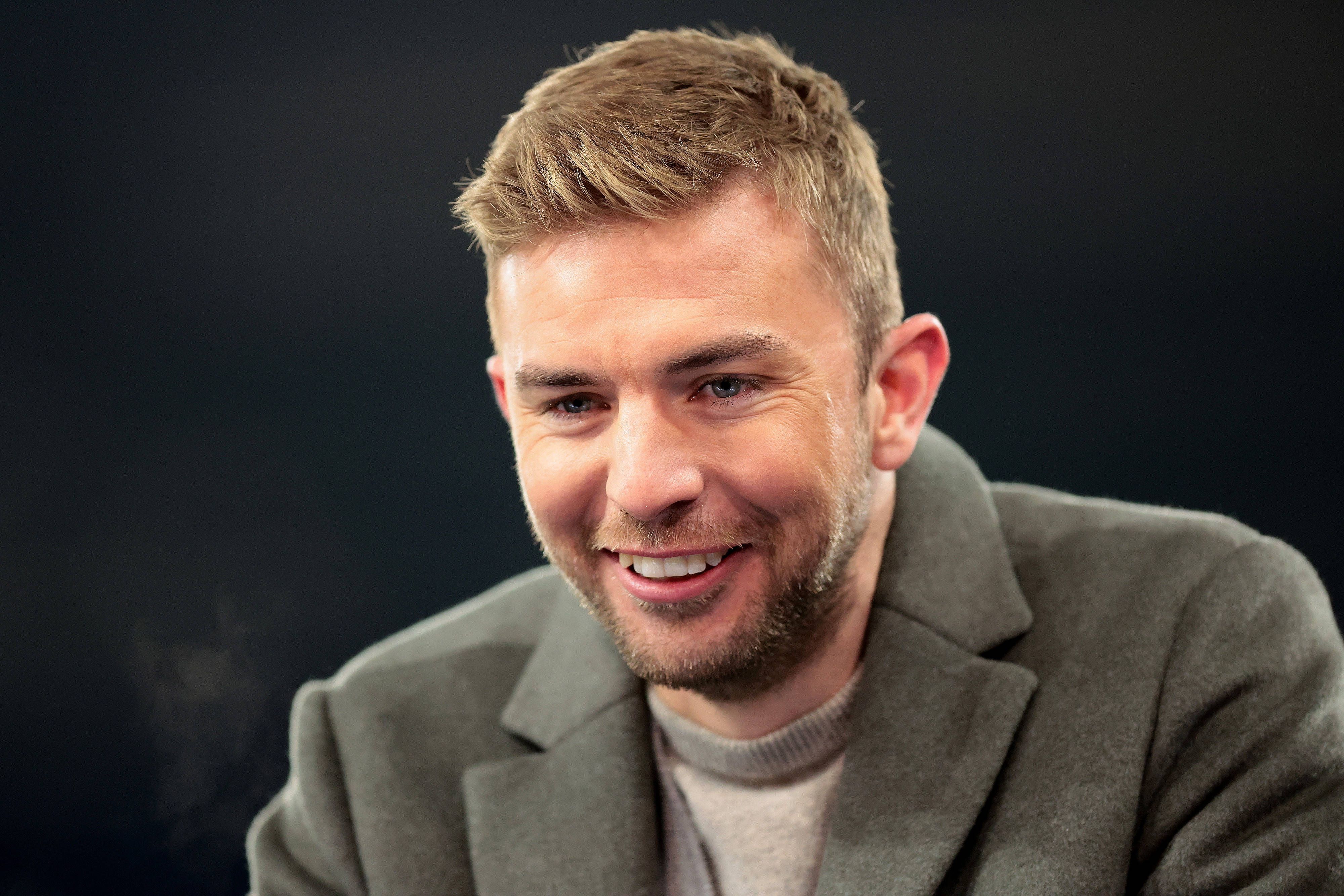 Experte Christoph Kramer steht beim Champions-League-Spiel Schachtar Donezk gegen den FC Bayern München lachend am Moderatorenpult.