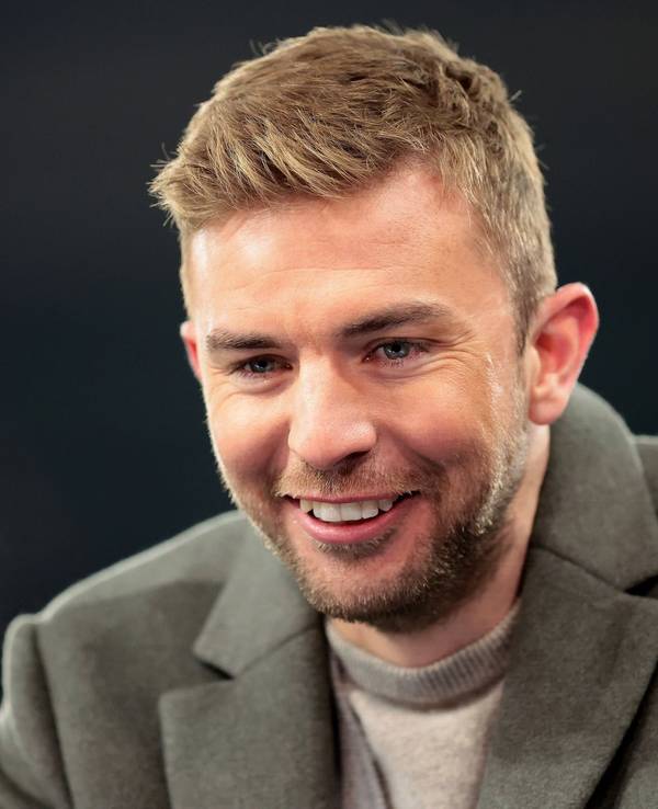 Experte Christoph Kramer steht beim Champions-League-Spiel Schachtar Donezk gegen den FC Bayern München lachend am Moderatorenpult.
