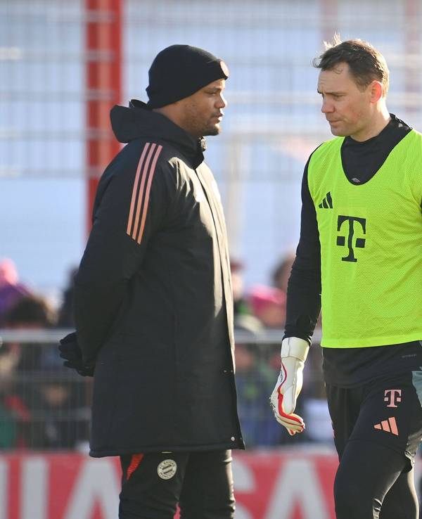 Bayern Münchens Trainer Vincent Kompany und Torwart Manuel Neuer stehen nebeneinander auf dem Trainingsplatz.