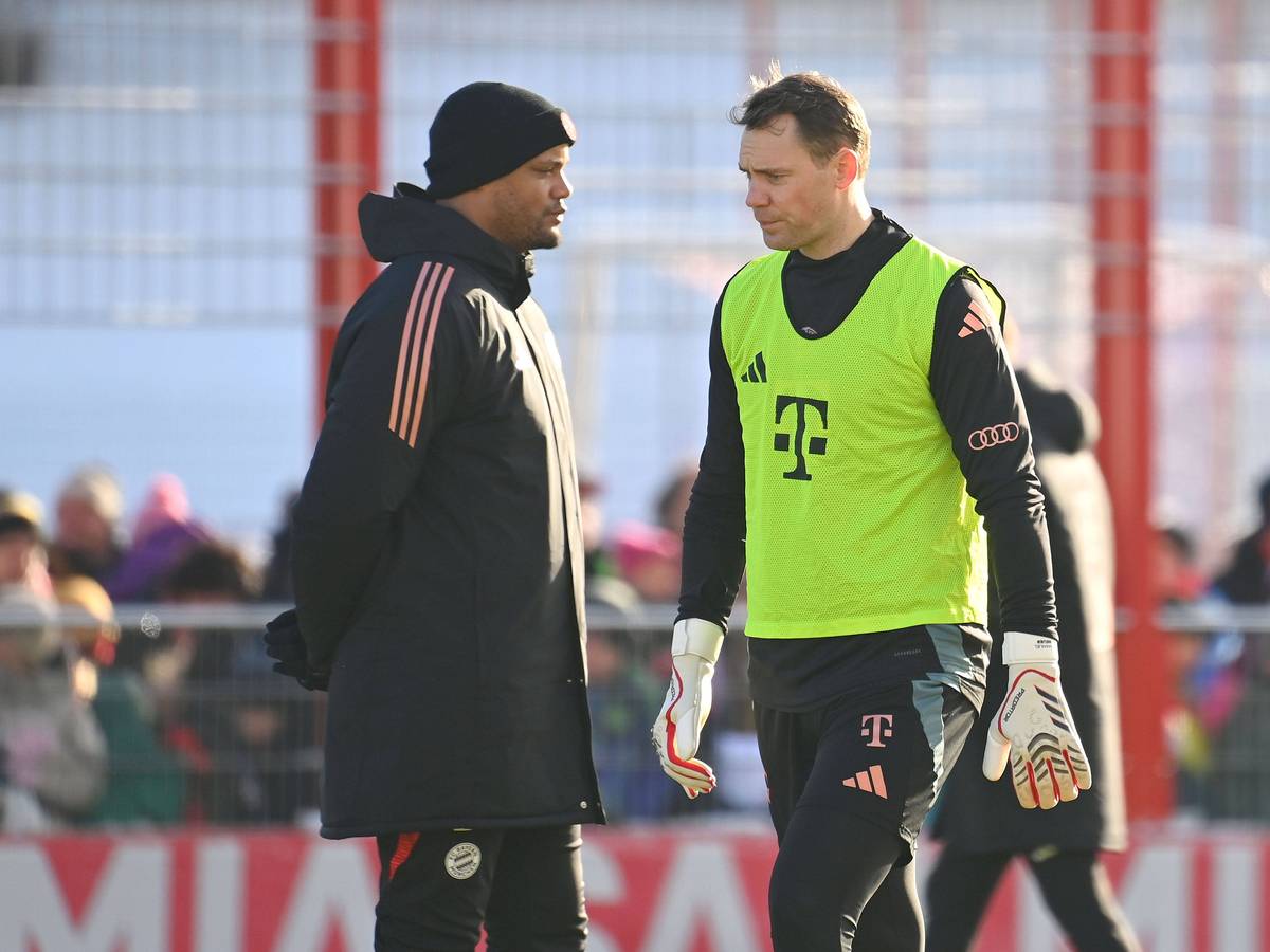 Bayern Münchens Trainer Vincent Kompany und Torwart Manuel Neuer stehen nebeneinander auf dem Trainingsplatz.