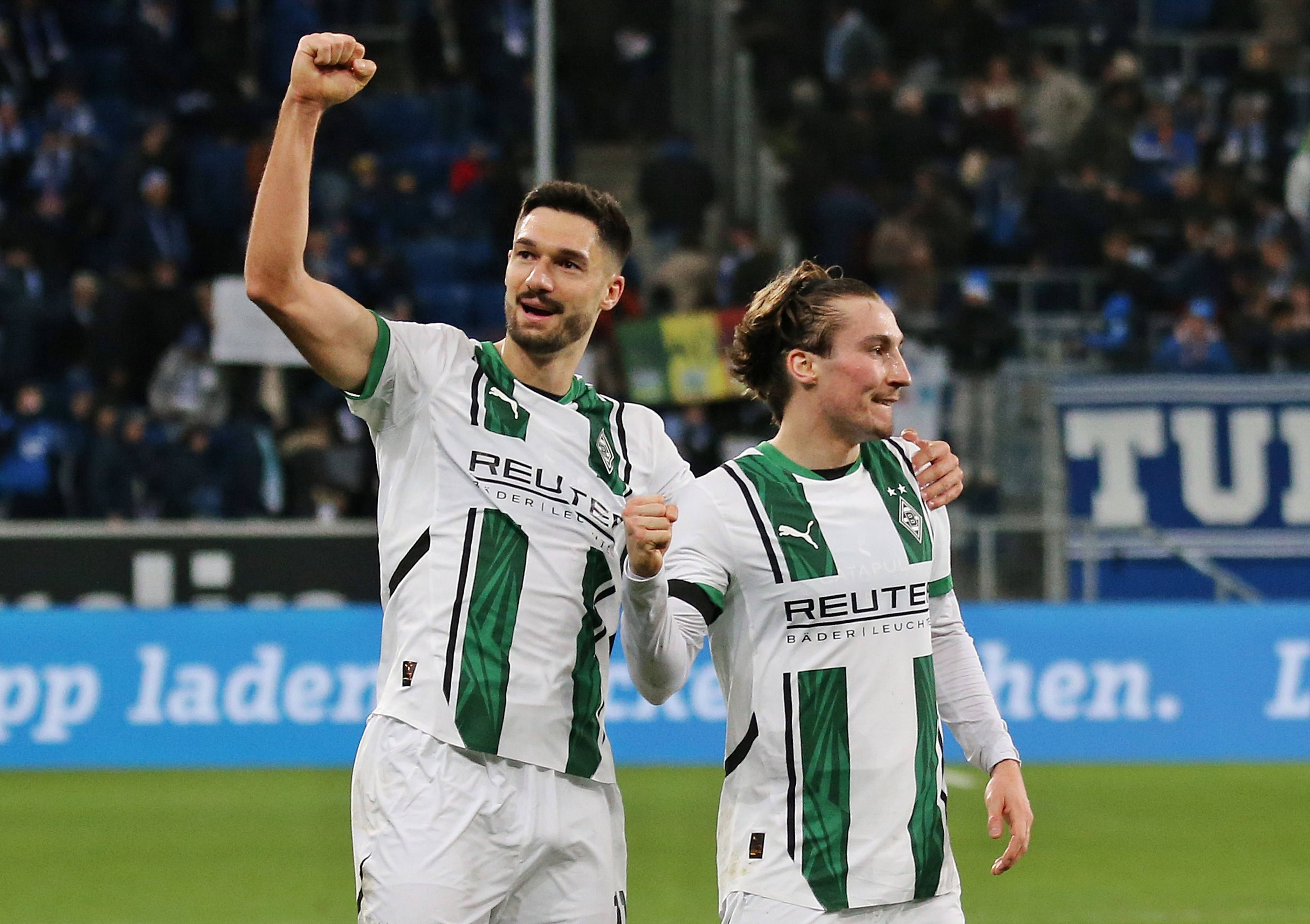 Die Gladbach-Profis Tim Kleindienst und Rocco Reitz jubeln im Spiel bei der TSG Hoffenheim.
