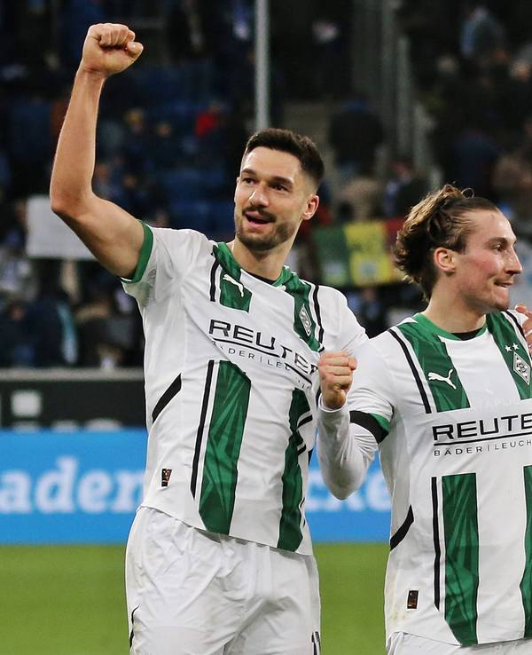 Die Gladbach-Profis Tim Kleindienst und Rocco Reitz jubeln im Spiel bei der TSG Hoffenheim.