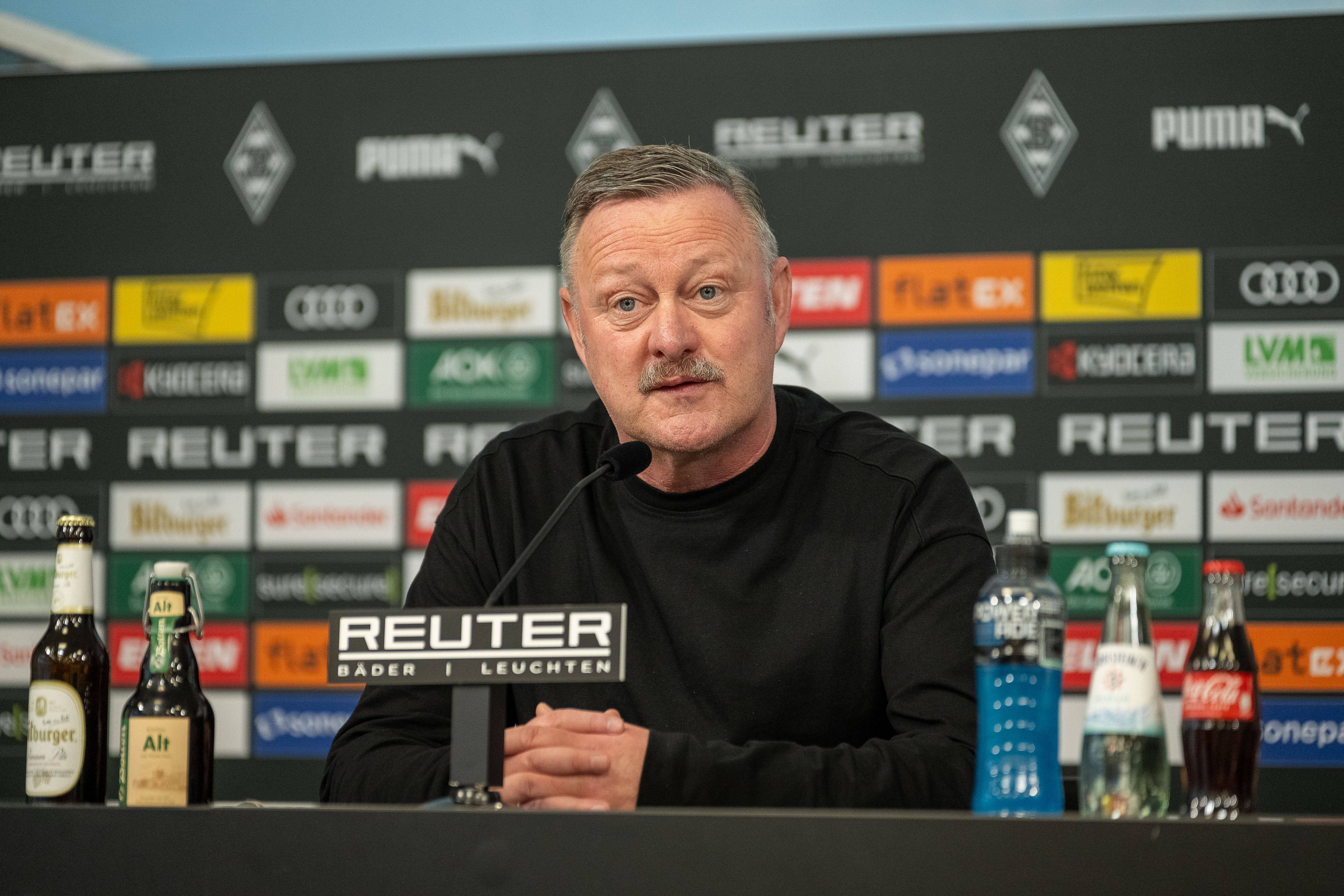 Roland Virkus auf der Pressetribüne.