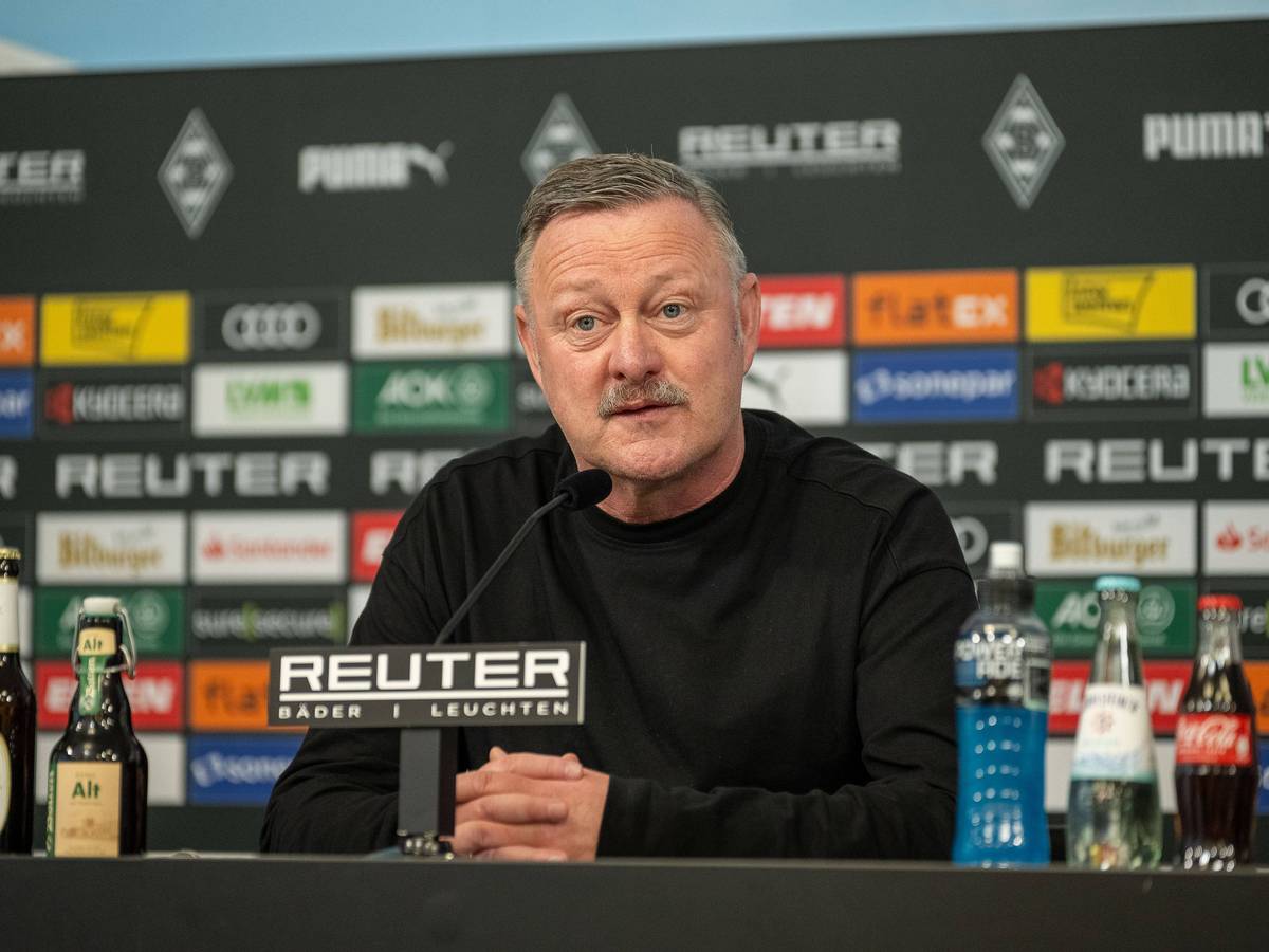 Roland Virkus auf der Pressetribüne.