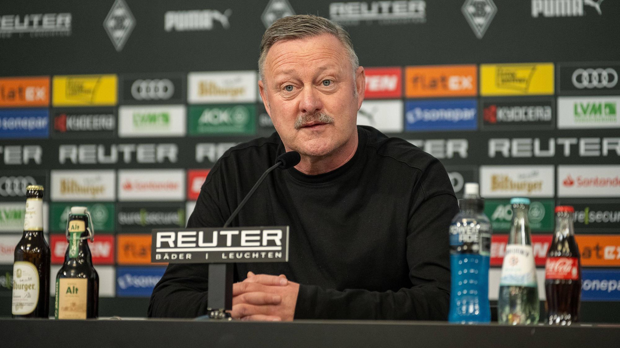 Roland Virkus auf der Pressetribüne.