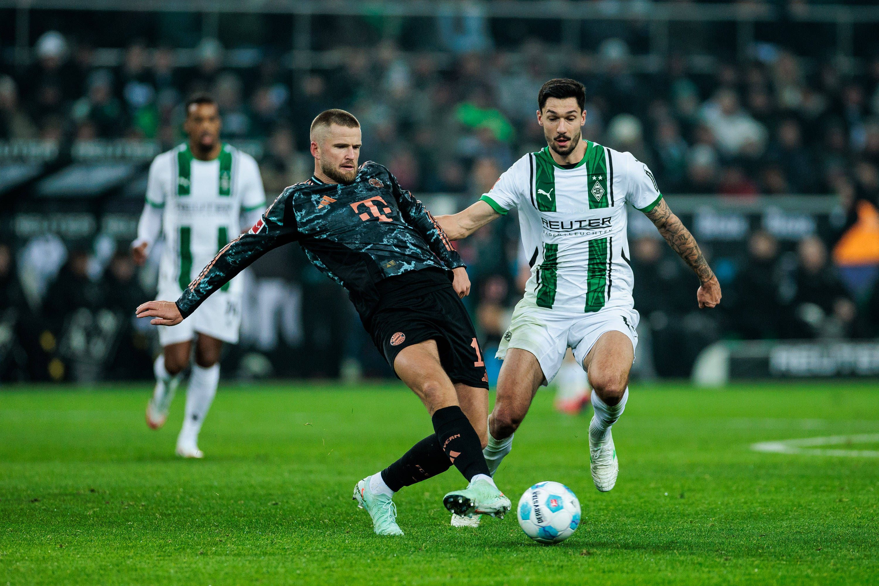Borussia Mönchengladbachs Tim Kleindienst und Bayern Münchens Eric Dier kämpfen um den Ball.