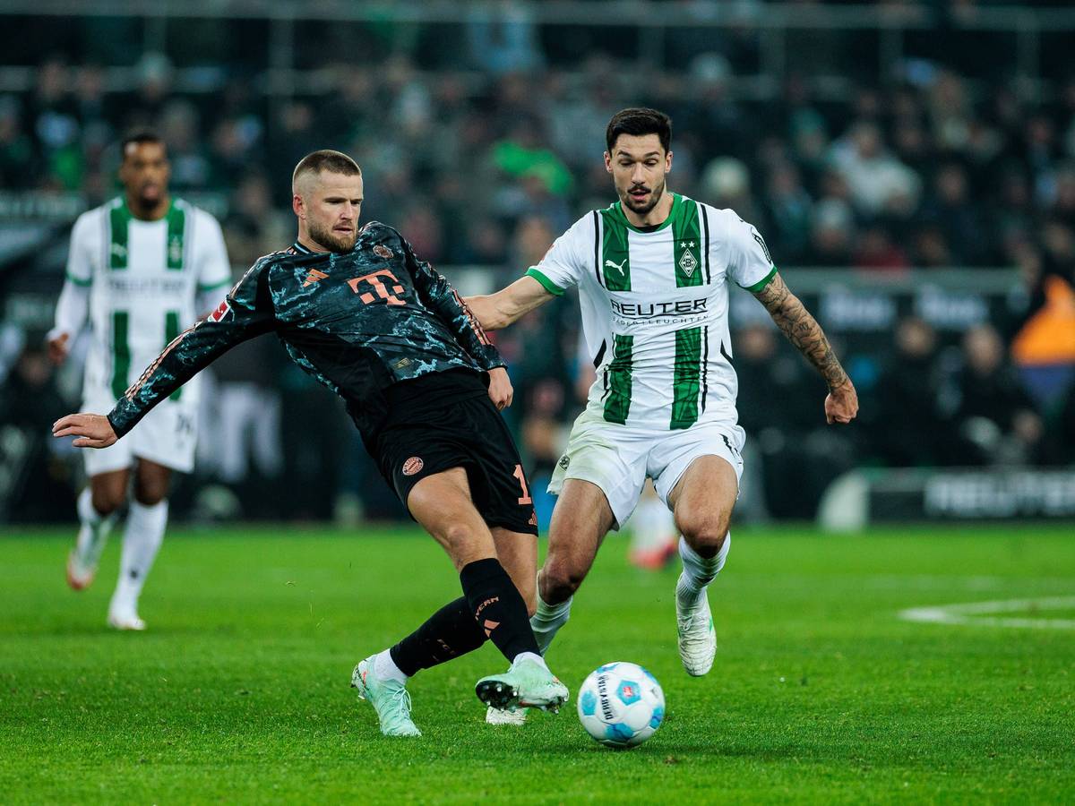 Borussia Mönchengladbachs Tim Kleindienst und Bayern Münchens Eric Dier kämpfen um den Ball.