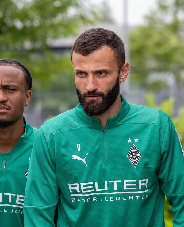 Die Gladbach-Profis Franck Honorat und Nathan Ngoumou laufen hintereinander auf den Trainingsplatz.