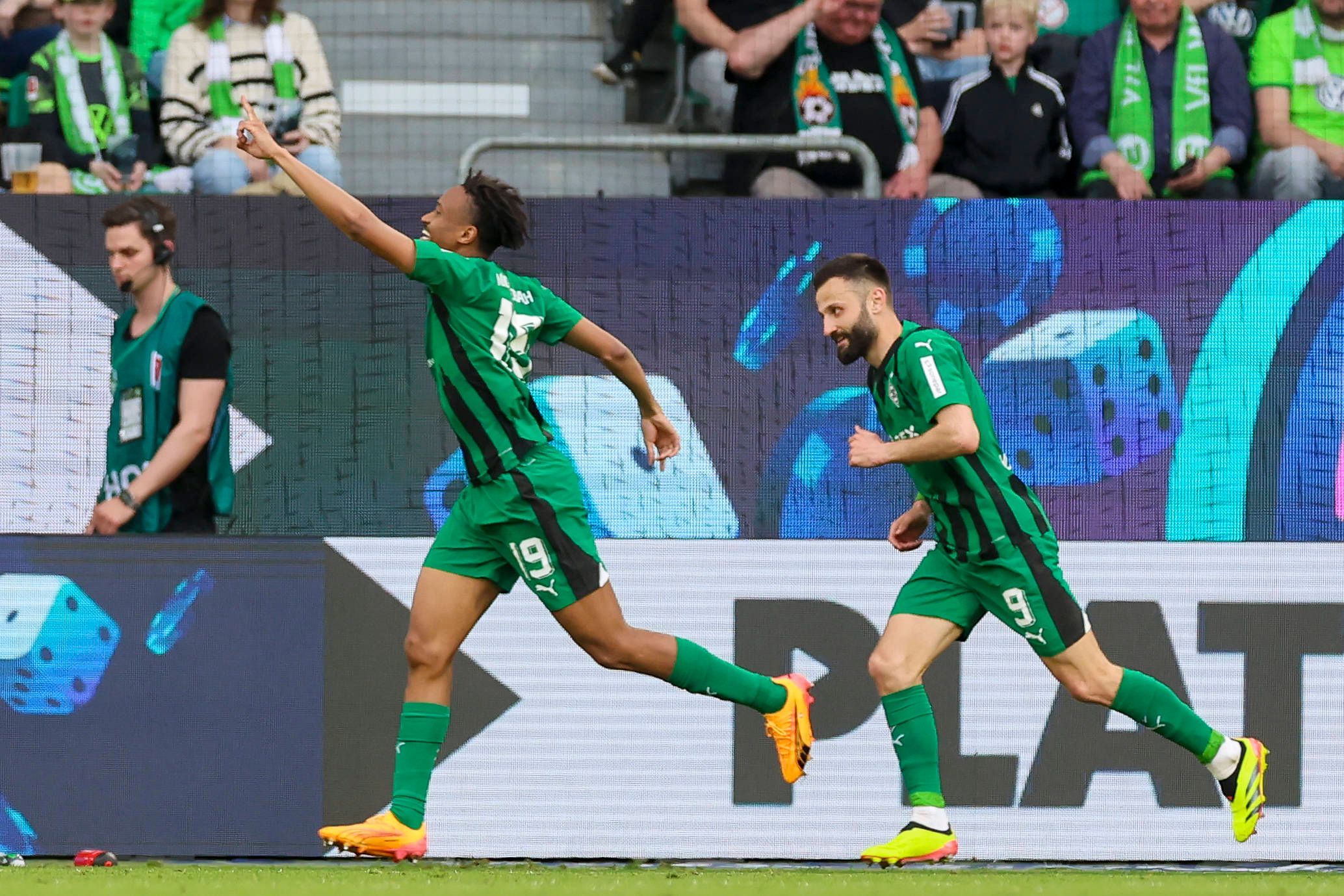 Nathan Ngoumou jubelt, Franck Honorat läuft ihm hinterher.