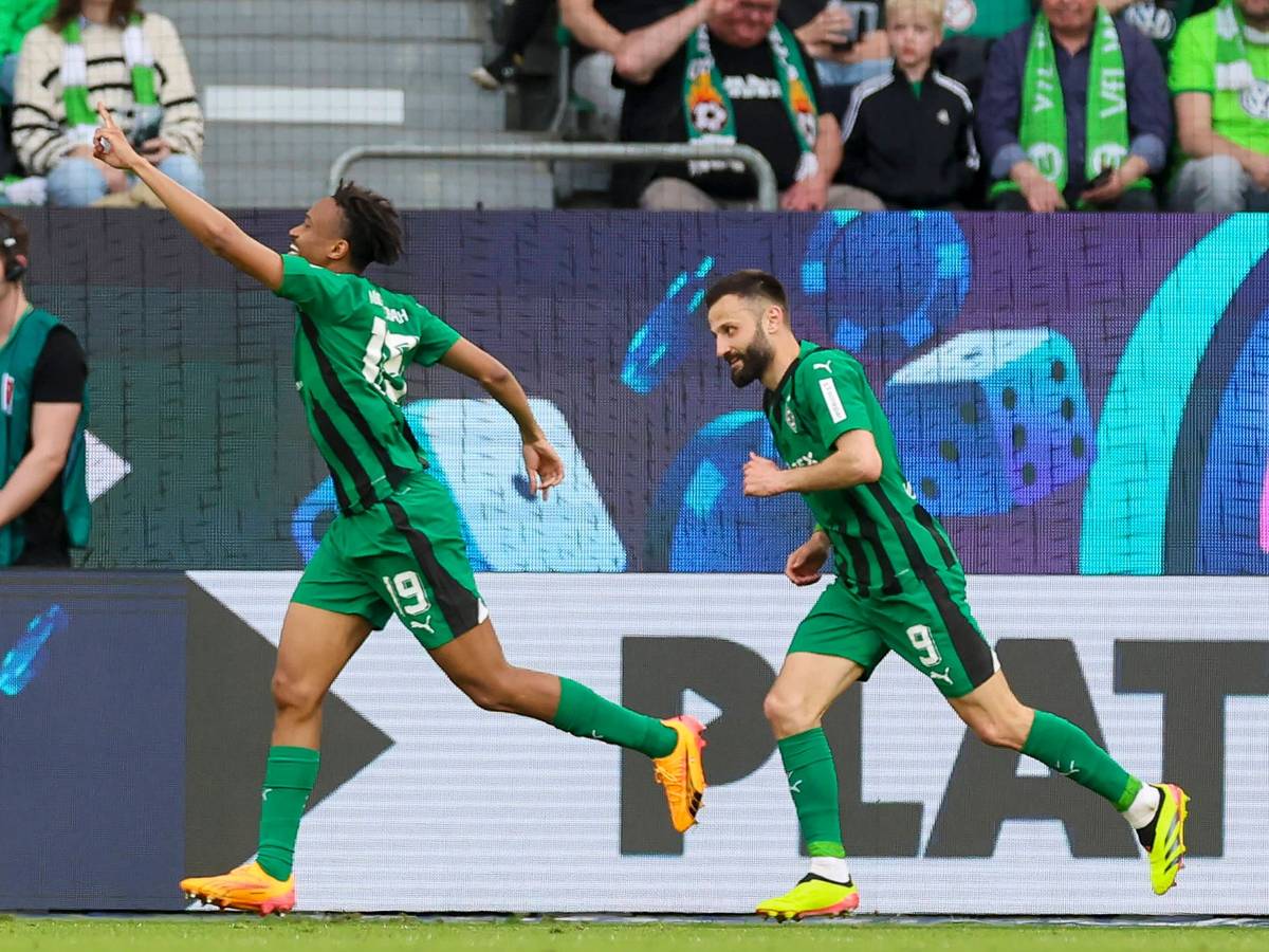 Nathan Ngoumou jubelt, Franck Honorat läuft ihm hinterher.