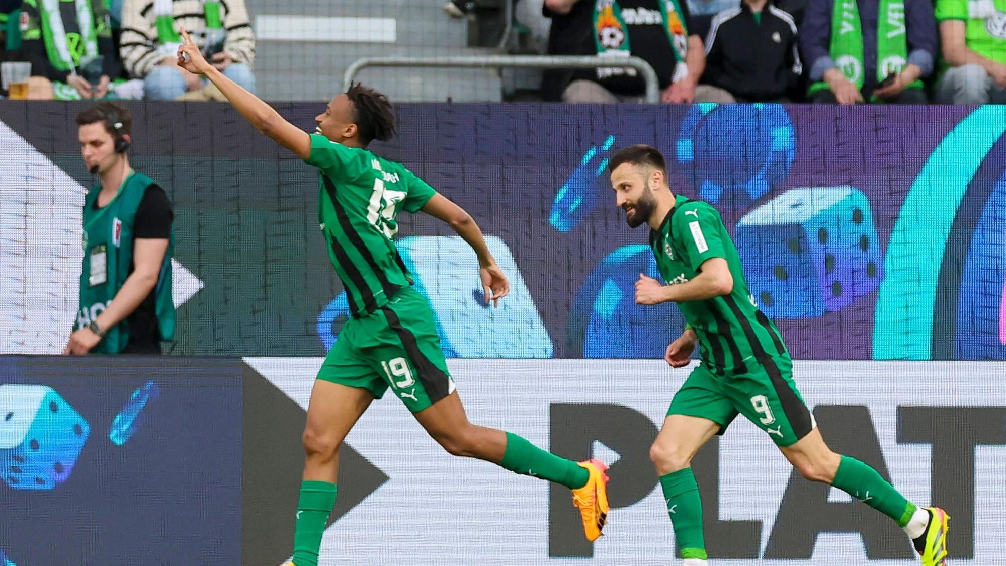Nathan Ngoumou jubelt, Franck Honorat läuft ihm hinterher.