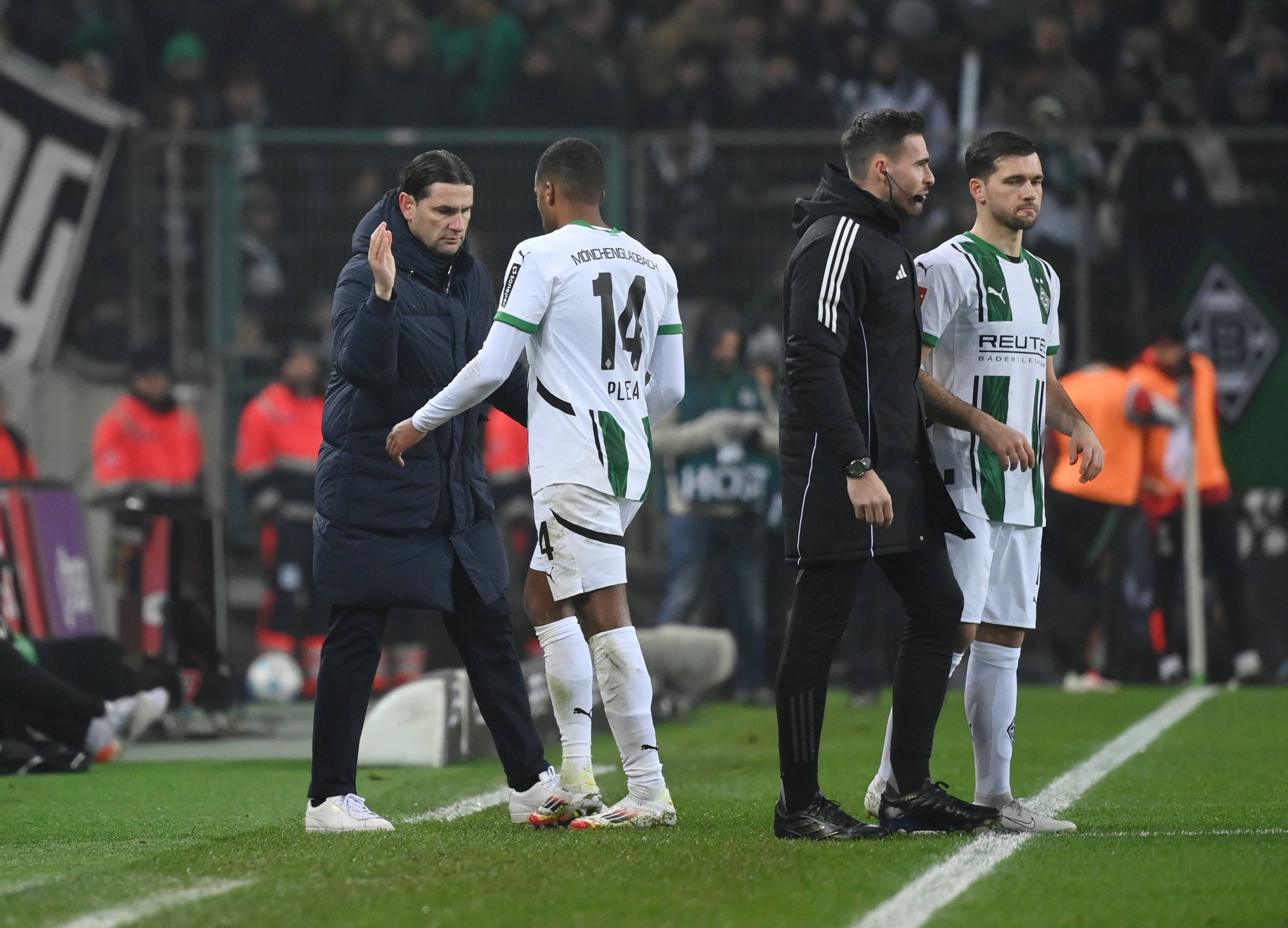 Alassane Plea klatscht mit Gerardo Seoane ab, Kevin Stöger wird eingewechselt.