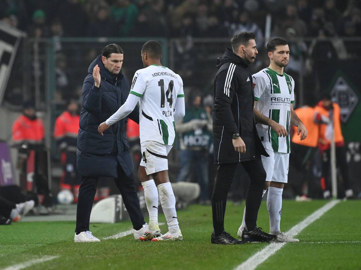 Alassane Plea klatscht mit Gerardo Seoane ab, Kevin Stöger wird eingewechselt.