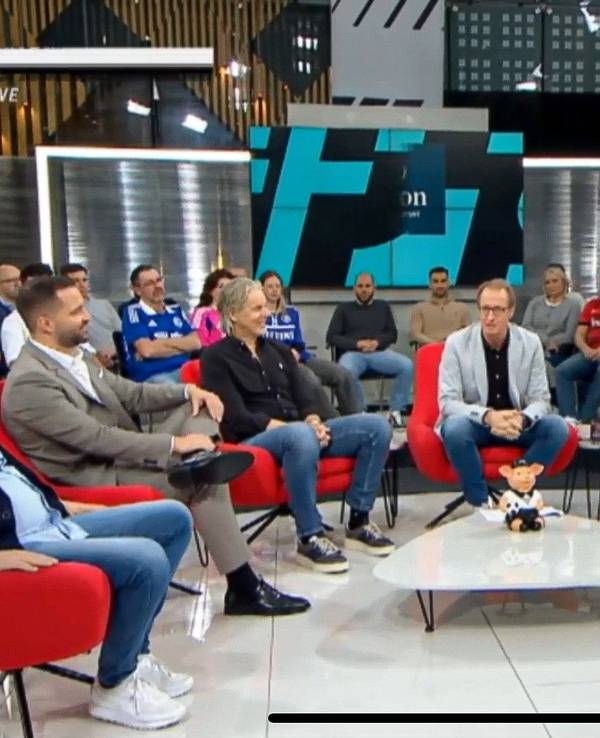 Die Expertenrunde sitzt im Sport1-„Doppelpass“ und diskutiert.
