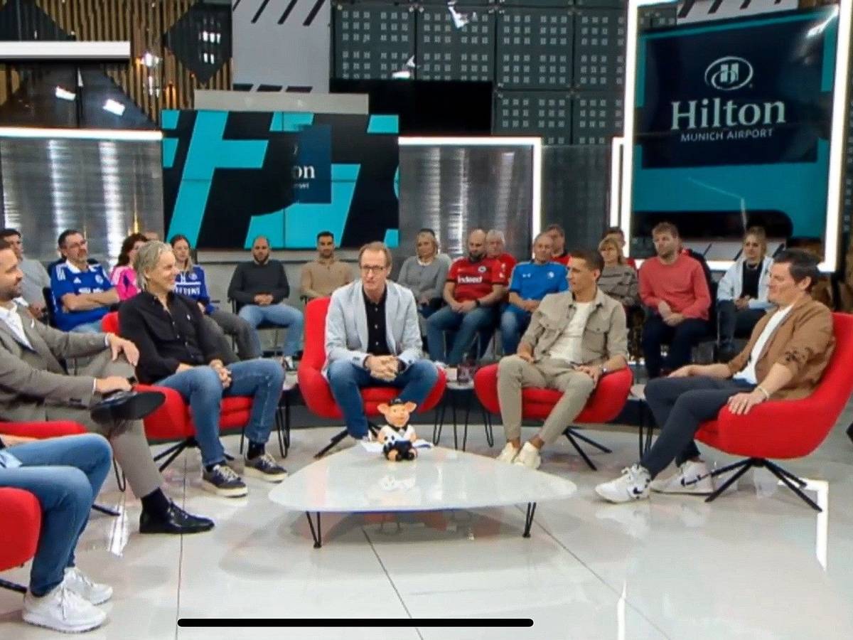Die Expertenrunde sitzt im Sport1-„Doppelpass“ und diskutiert.