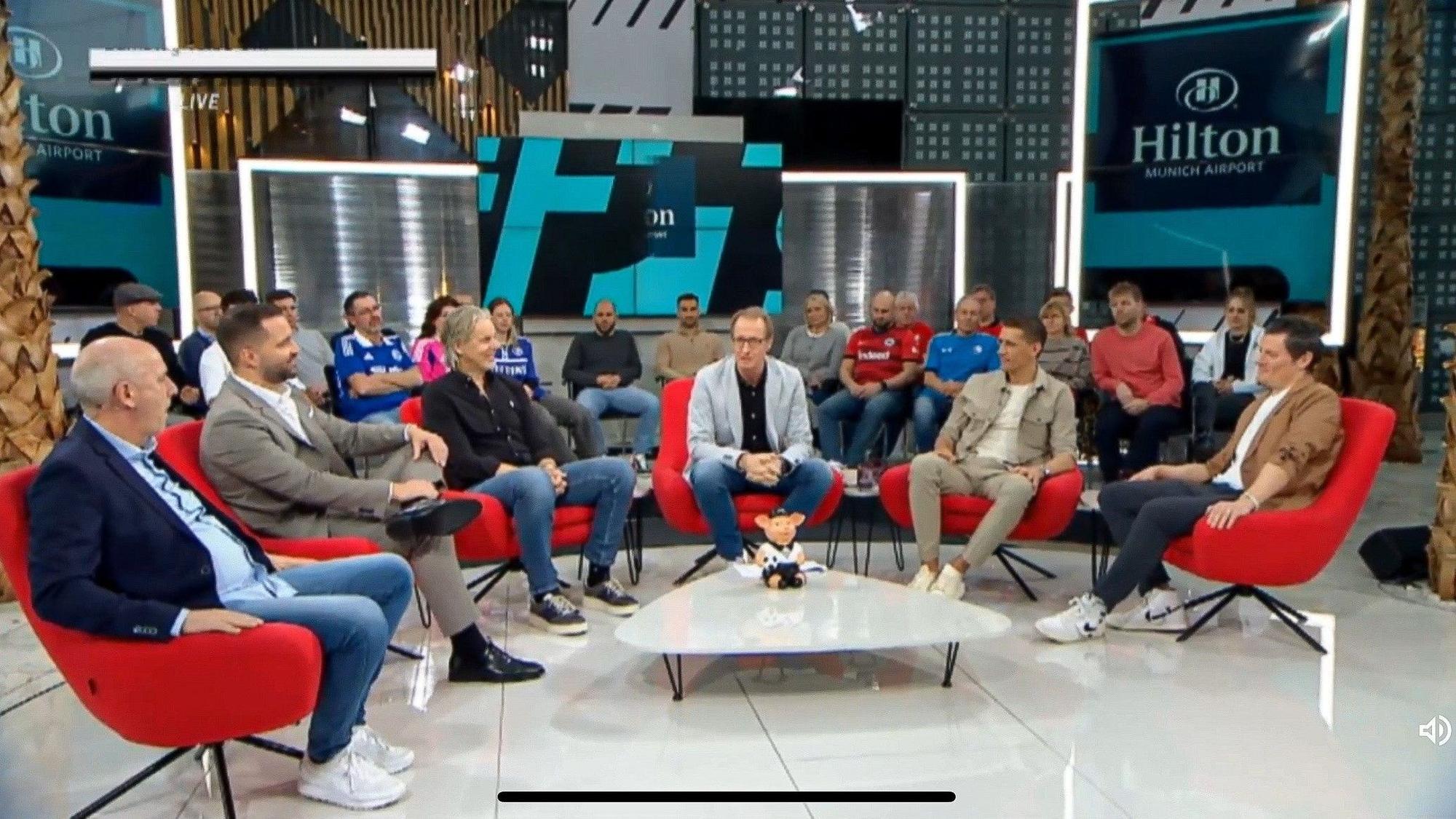 Die Expertenrunde sitzt im Sport1-„Doppelpass“ und diskutiert.