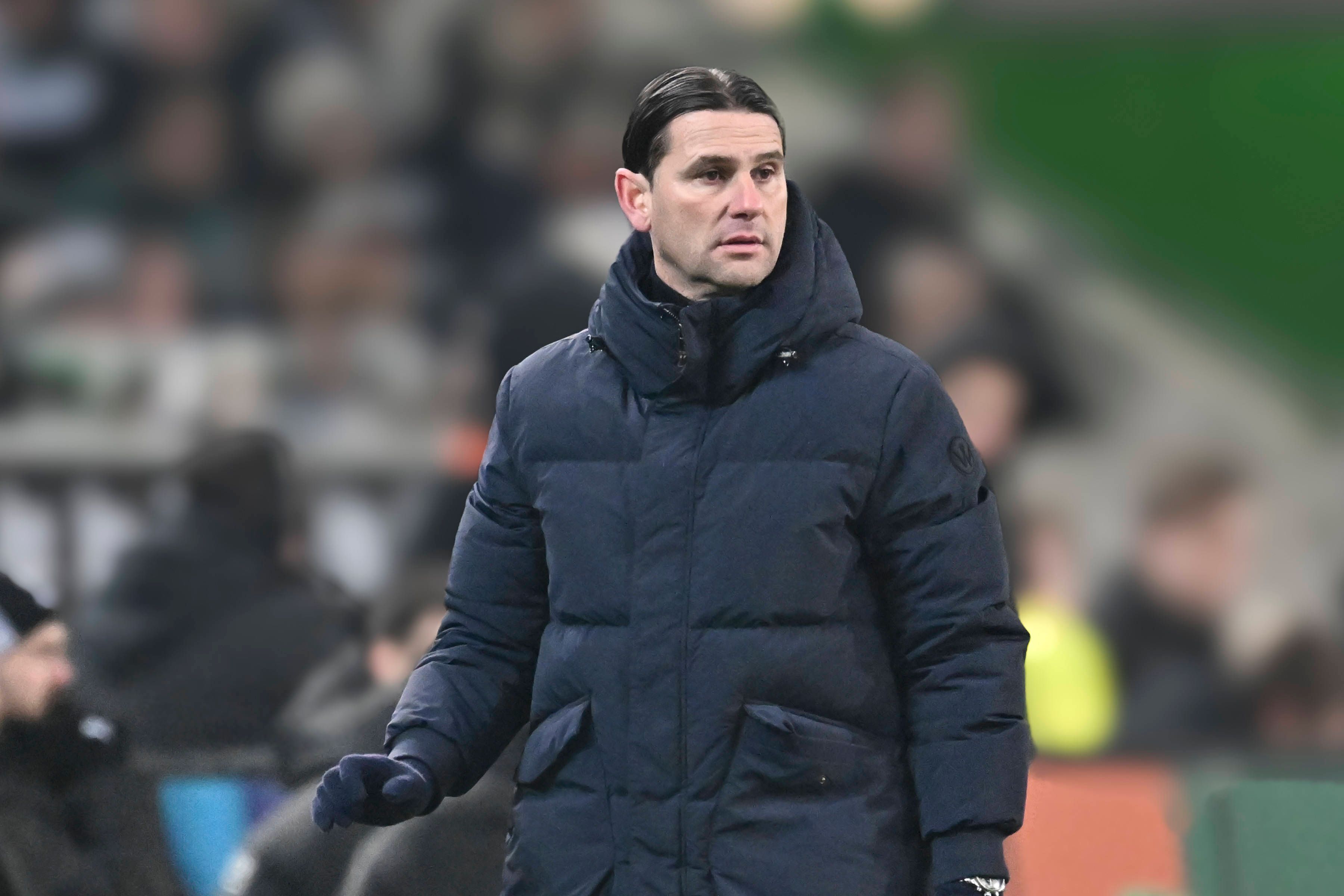 Gerardo Seoane im Wintermantel an der Seitenlinie.