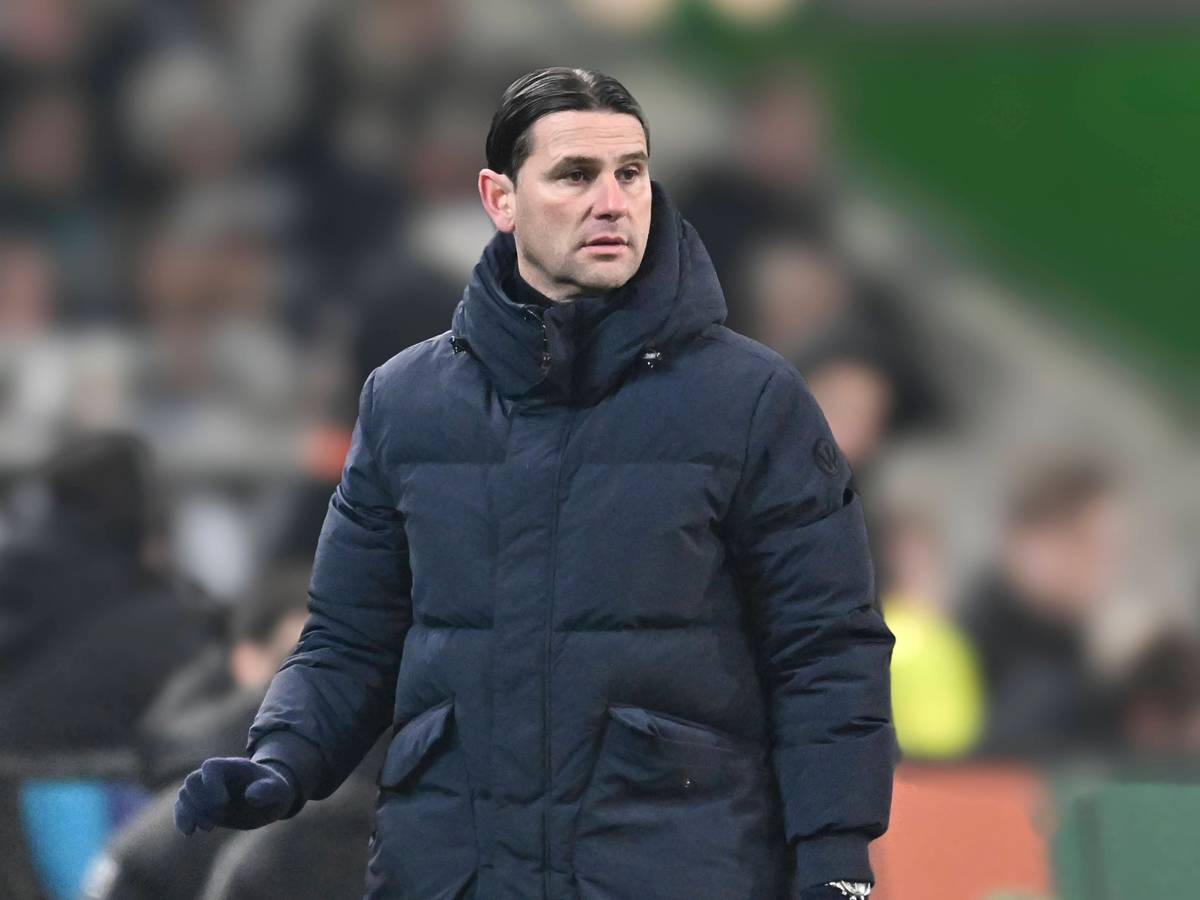Gerardo Seoane im Wintermantel an der Seitenlinie.