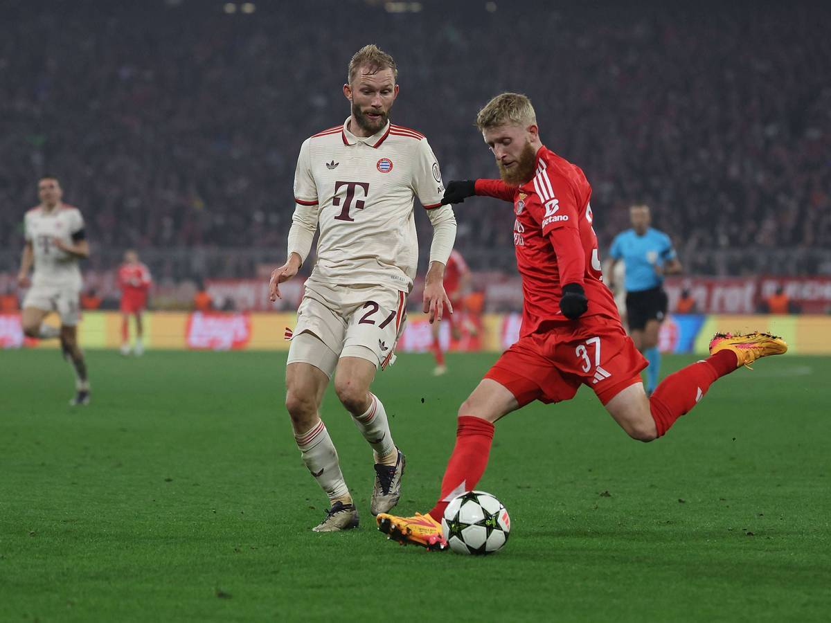 Jan-Niklas Beste schlägt im Benfica-Trikot eine Flanke. Konrad Laimer vom FC Bayern München kann nur zuschauen.